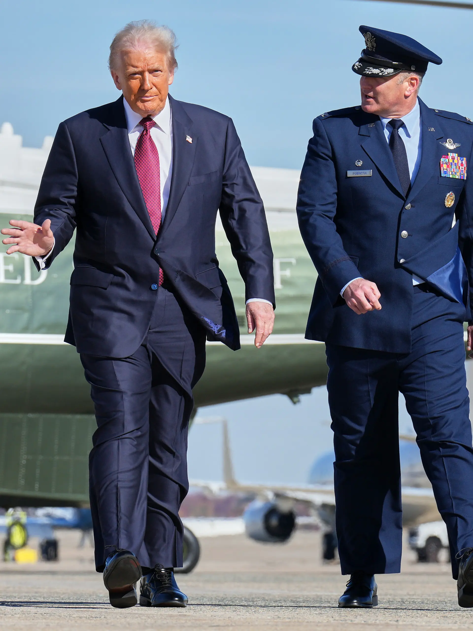 Bild zu: "Verdächtiges Paket auf Trump-Flugplatz entdeckt – sieben Menschen in Klinik"
