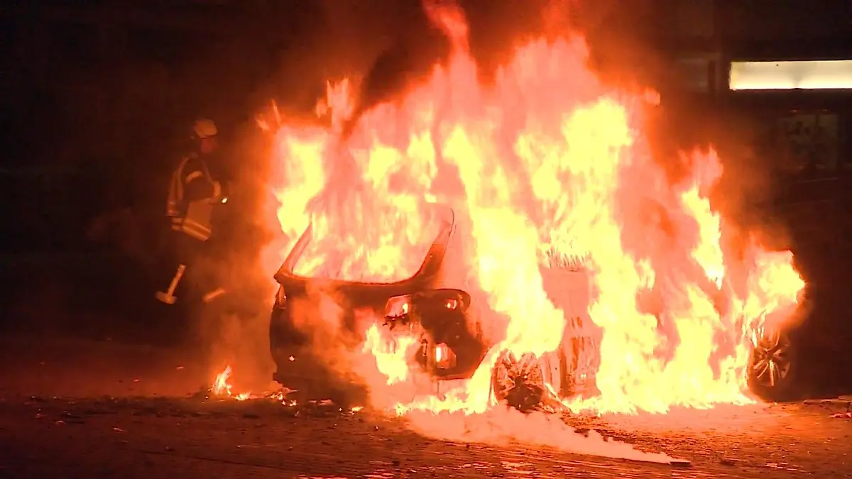 Mehrere-Autos-brennen-in-Geldern-Polizei-ermittelt-wegen-m-glicher-Brandstiftung