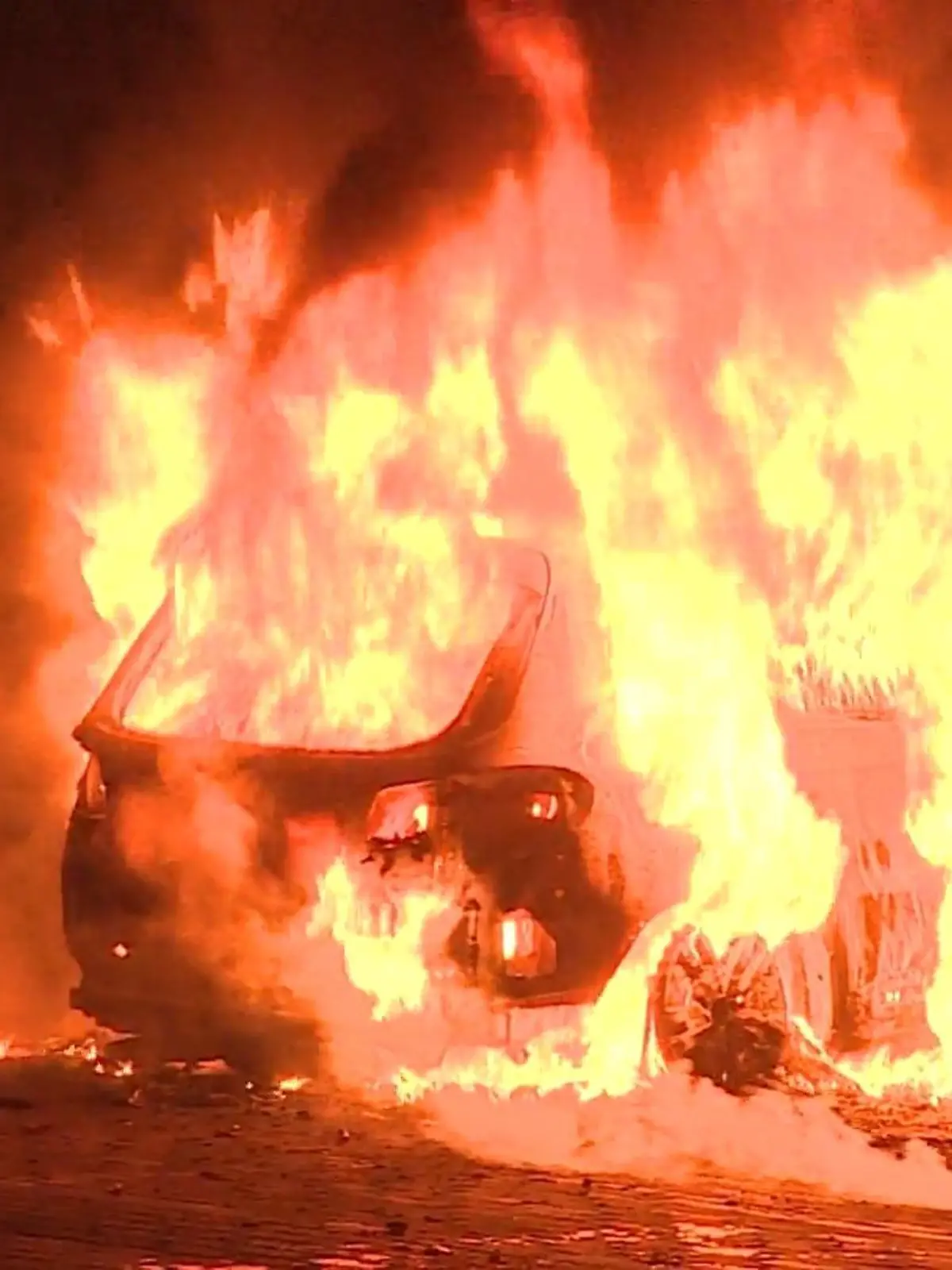 Bild zu: "Mehrere Autos in Geldern in Flammen"