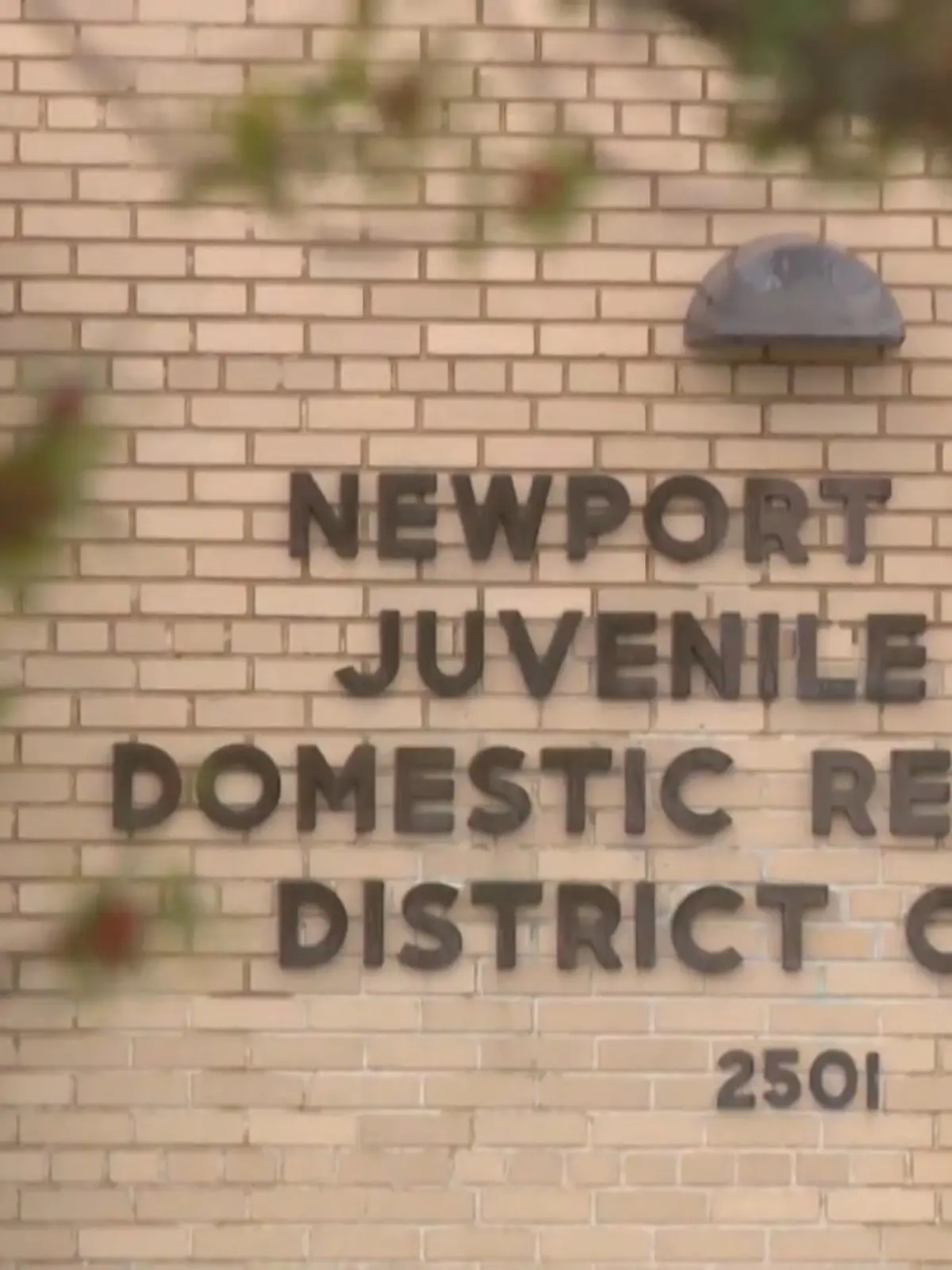 Bild zu: "Lehrerin überlebt Kugel ihres Schülers und gewinnt vor Gericht!"