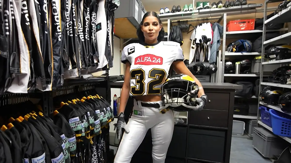 High Heels statt Helm: Micaela Schäfer im NFL-Check Touchdown mit Micaela Schäfer