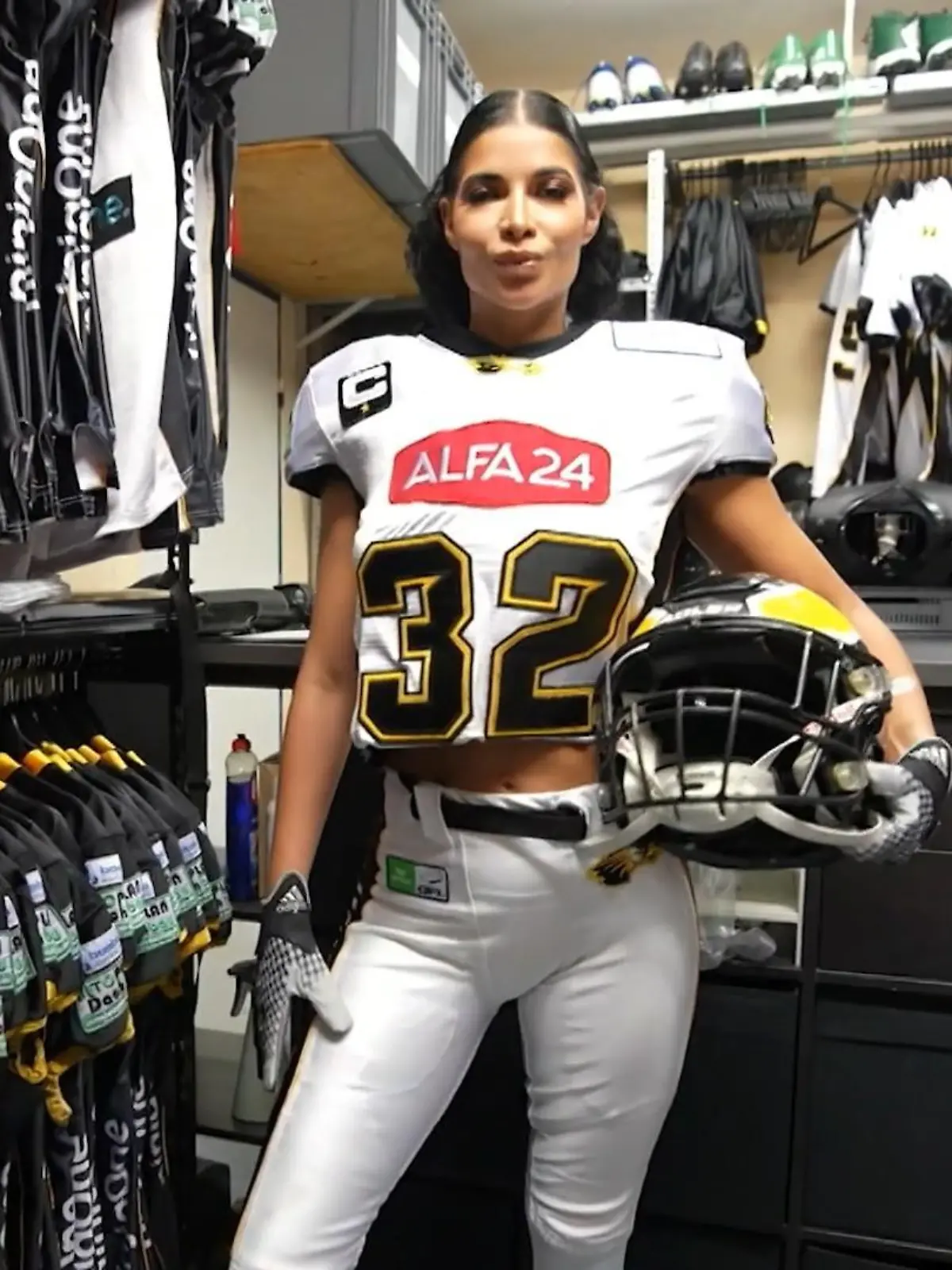 Bild zu: "High Heels statt Helm: Micaela Schäfer im NFL-Check"