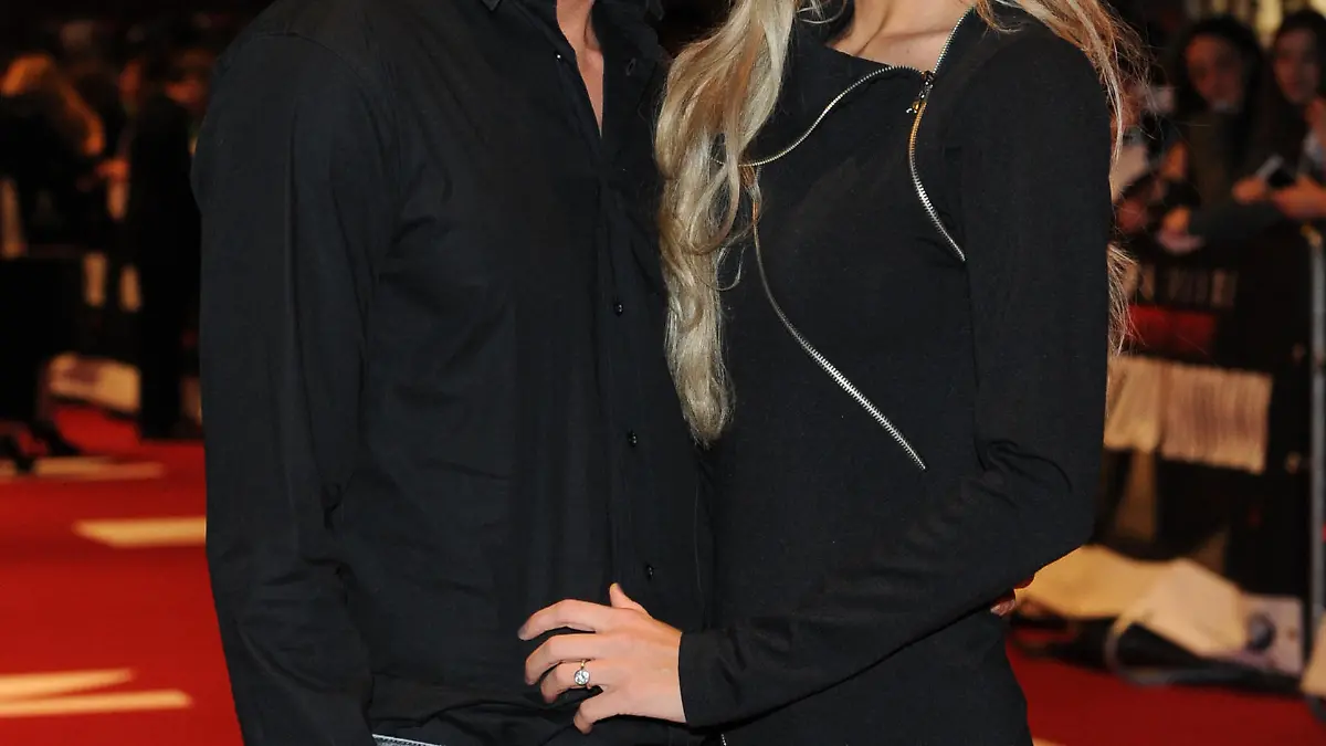 ARCHIV - Der ehemalige Skispringer Sven Hannawald und das Model Alena Gerber, kommen am 09.12. 2011 bei der Premiere des Films « Mission: Impossible -Phantom Protokoll» in München (Oberbayern) an. Ein Jahrzehnt nach seinem Grand Slam bei der Vierschanzentournee sucht Sven Hannawald den Weg zurück ins Rampenlicht. Früher, um die Jahrtausendwende, war er der Weitenjäger der Nation, heute versucht er sich in anderen Gefilden, als Rennfahrer, als Fernsehexperte und auf Roten Teppichen. Foto: Ursula Düren dpa/lby (zu dpa-Korr.: «Hannawalds neues Leben: Triumph zehn Jahre zurück» vom 28.12.2011)  +++(c) dpa - Bildfunk+++
