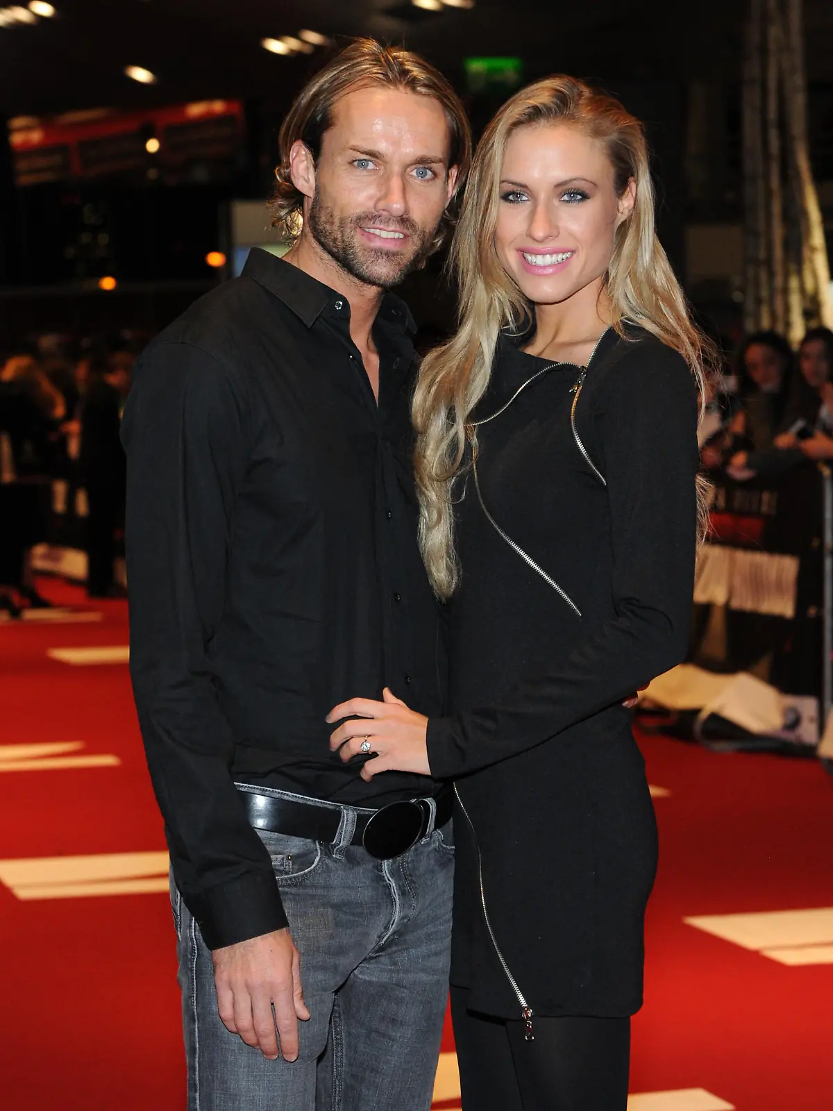 ARCHIV - Der ehemalige Skispringer Sven Hannawald und das Model Alena Gerber, kommen am 09.12. 2011 bei der Premiere des Films « Mission: Impossible -Phantom Protokoll» in München (Oberbayern) an. Ein Jahrzehnt nach seinem Grand Slam bei der Vierschanzentournee sucht Sven Hannawald den Weg zurück ins Rampenlicht. Früher, um die Jahrtausendwende, war er der Weitenjäger der Nation, heute versucht er sich in anderen Gefilden, als Rennfahrer, als Fernsehexperte und auf Roten Teppichen. Foto: Ursula Düren dpa/lby (zu dpa-Korr.: «Hannawalds neues Leben: Triumph zehn Jahre zurück» vom 28.12.2011)  +++(c) dpa - Bildfunk+++