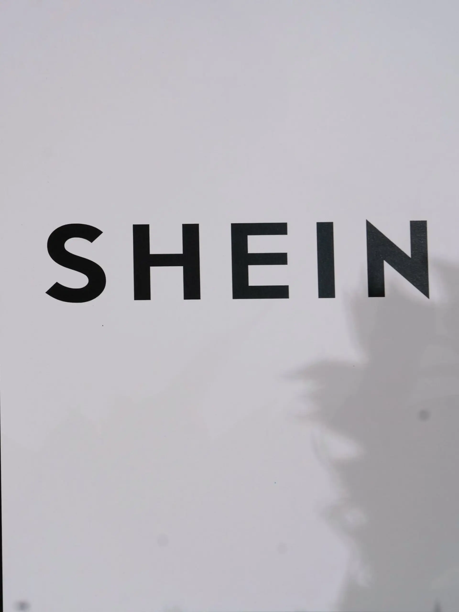 Bild zu: "Greenpeace-Stichprobe weist gefährliche Chemikalien in „Shein”-Kleidung nach"