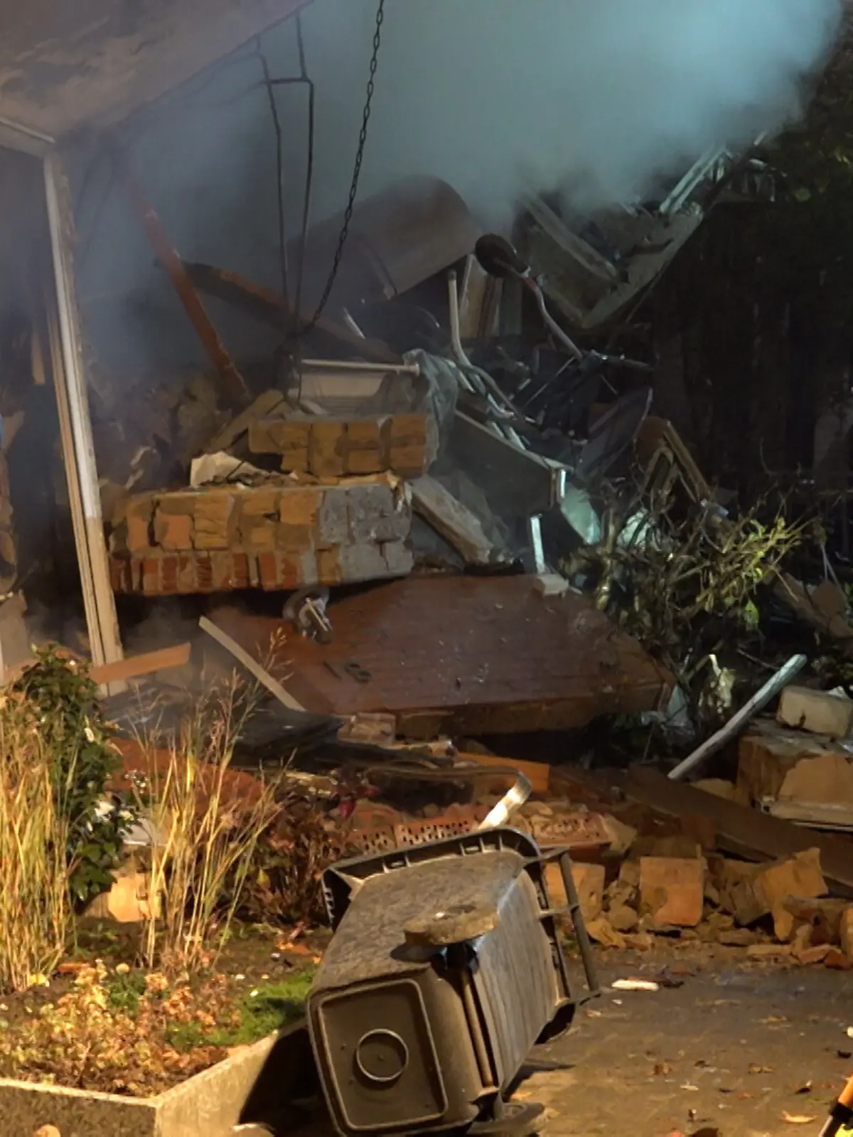 Bild zu: "Reihenhaus nach Explosion eingestürzt – Mann unter Trümmern vermisst"