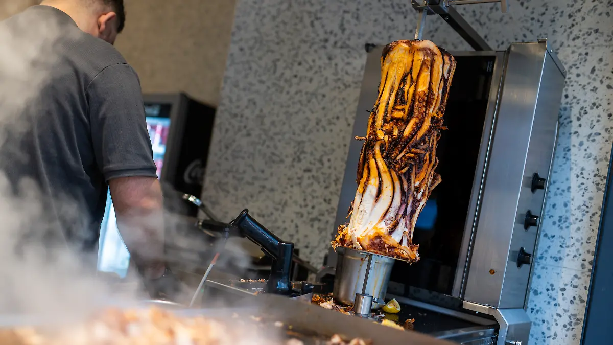 Ein Calamari-Kebabspiess hängt im Restaurant «Pescobar». Nach der ersten Filiale in London hat ein rumänischer Meeresfrüchte-Anbieter nun seine zweite Filiale mit Calamari-Kebab in Karlsruhe eröffnet.