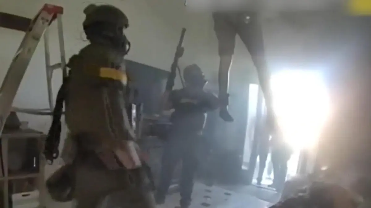 Er verbarrikadierte sich IN der Decke! Flüchtiger fällt Polizei direkt in die Hände Stundenlang verschanzt