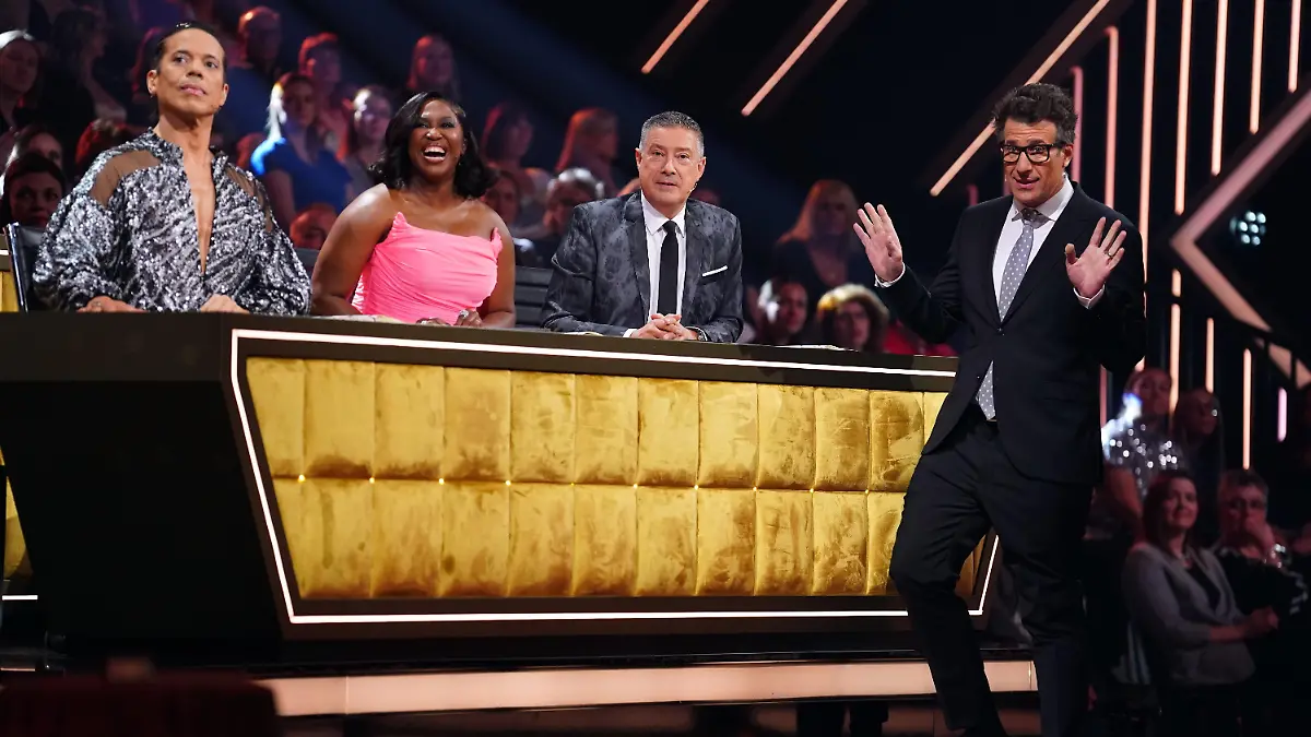 Die Jury mit Jorge González (l.), Motsi Mabuse und Joachim Llambi mit Moderator Daniel Hartwich (r.).