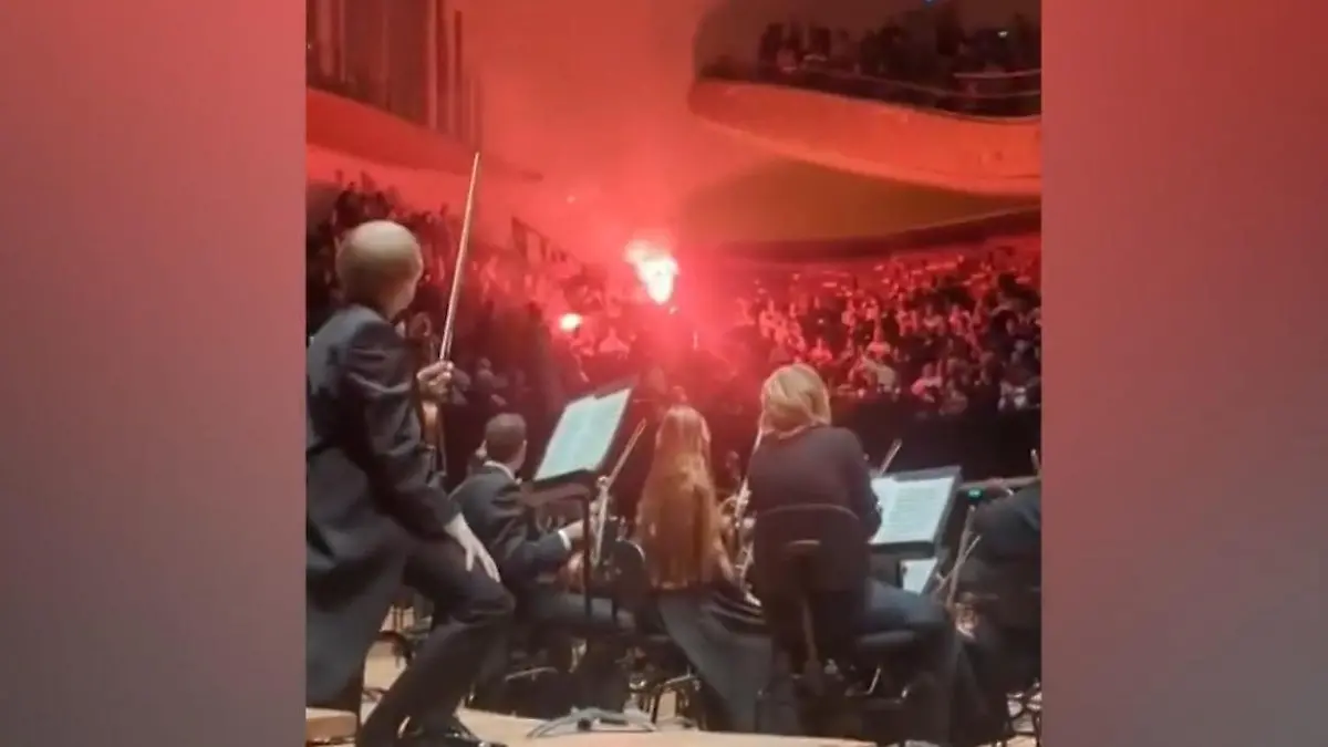 Plötzlich Feuer im Konzertsaal! Zuschauer zünden Leuchtfackeln in Pariser Philharmonie Gefährliche Aktion im Publikum