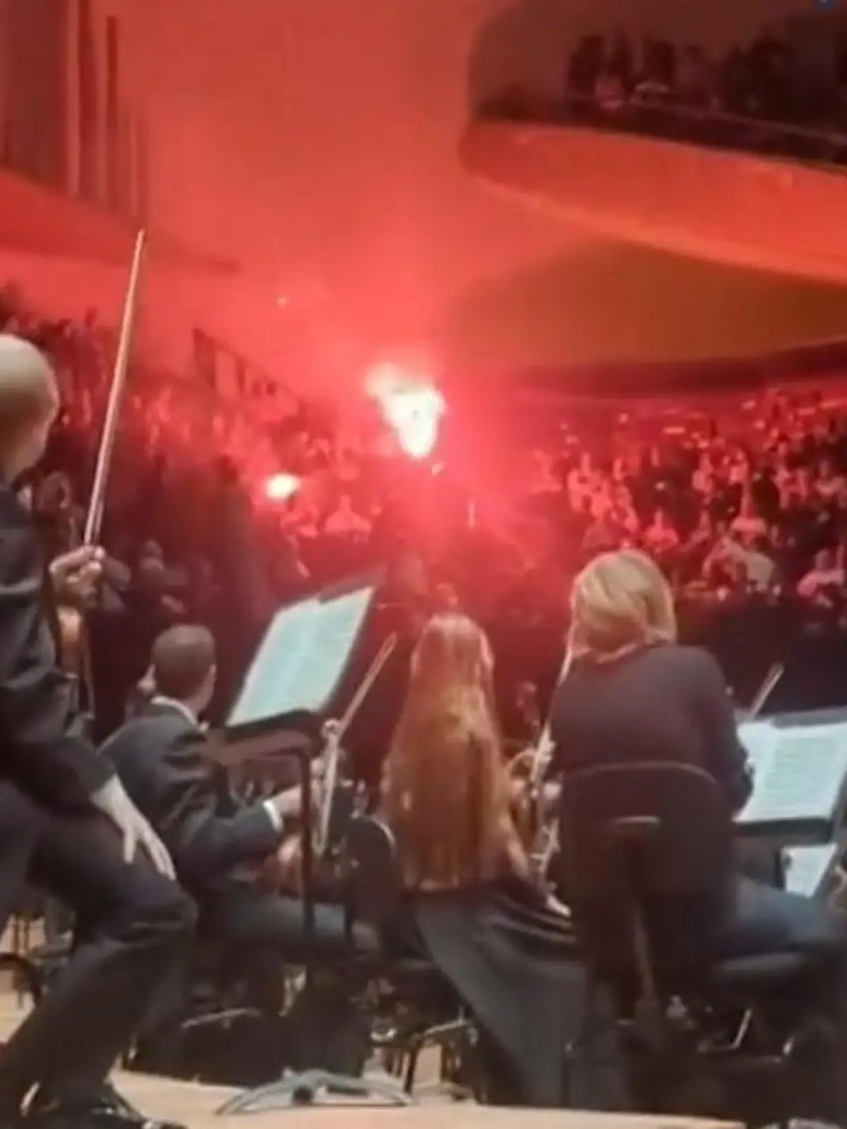Bild zu: "Plötzlich Feuer im Konzertsaal! Zuschauer zünden Leuchtfackeln in Pariser Philharmonie"