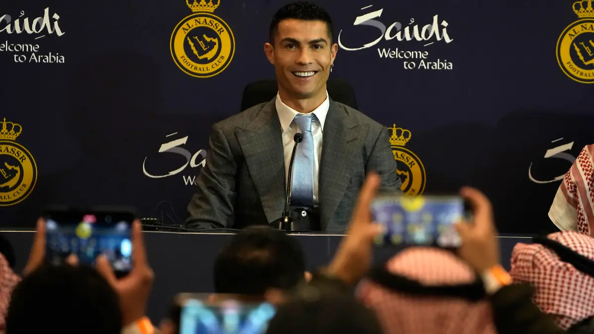 03.01.2023, Saudi-Arabien, Riad: Cristiano Ronaldo, portugiesischer Fußballstar, lächelt während einer Pressekonferenz zu seiner offiziellen Vorstellung beim Fußballverein Al Nassr. Ronaldo schloss einen lukrativen Wechsel zum saudi-arabischen Klub Al Nassr ab. Foto: Amr Nabil/AP/dpa +++ dpa-Bildfunk +++