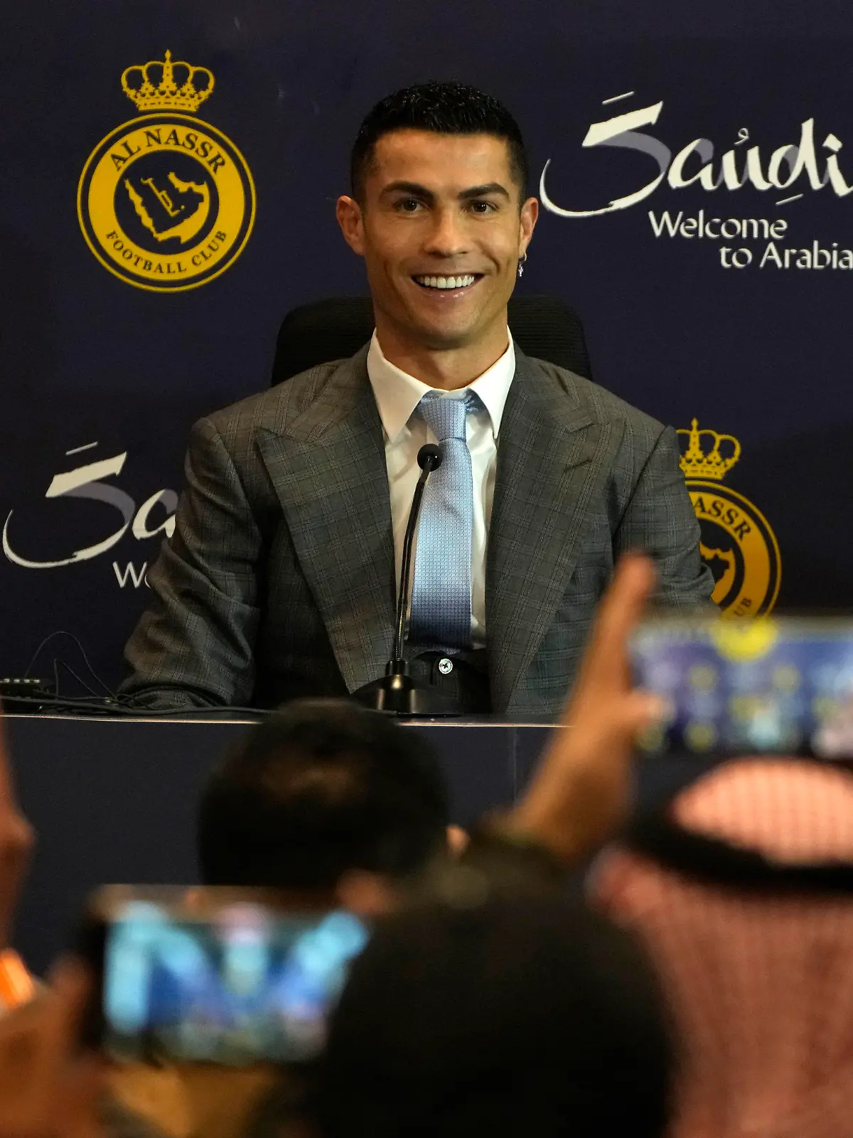 03.01.2023, Saudi-Arabien, Riad: Cristiano Ronaldo, portugiesischer Fußballstar, lächelt während einer Pressekonferenz zu seiner offiziellen Vorstellung beim Fußballverein Al Nassr. Ronaldo schloss einen lukrativen Wechsel zum saudi-arabischen Klub Al Nassr ab. Foto: Amr Nabil/AP/dpa +++ dpa-Bildfunk +++