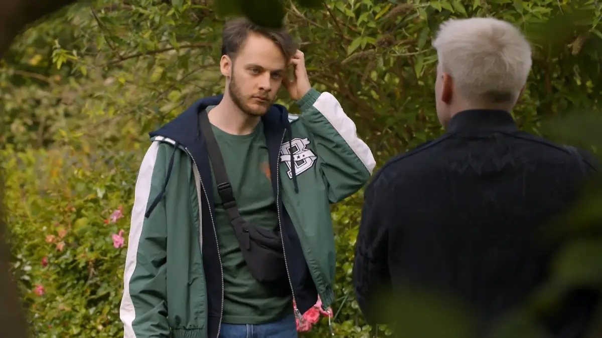 Moritz finds Robin and makes serious accusations against him. 