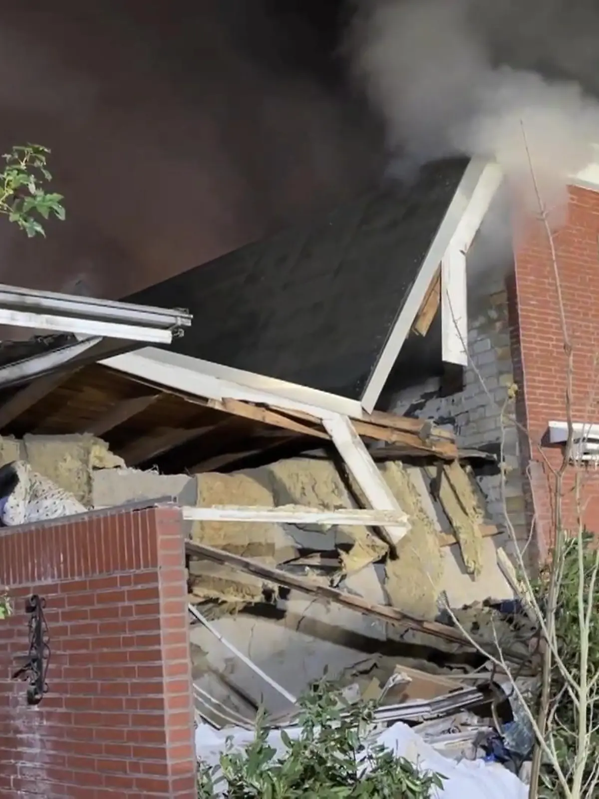 Bild zu: ",,Zusammengefallen wie Kartenhaus!" Wohnhaus nach Explosion völlig zerstört"