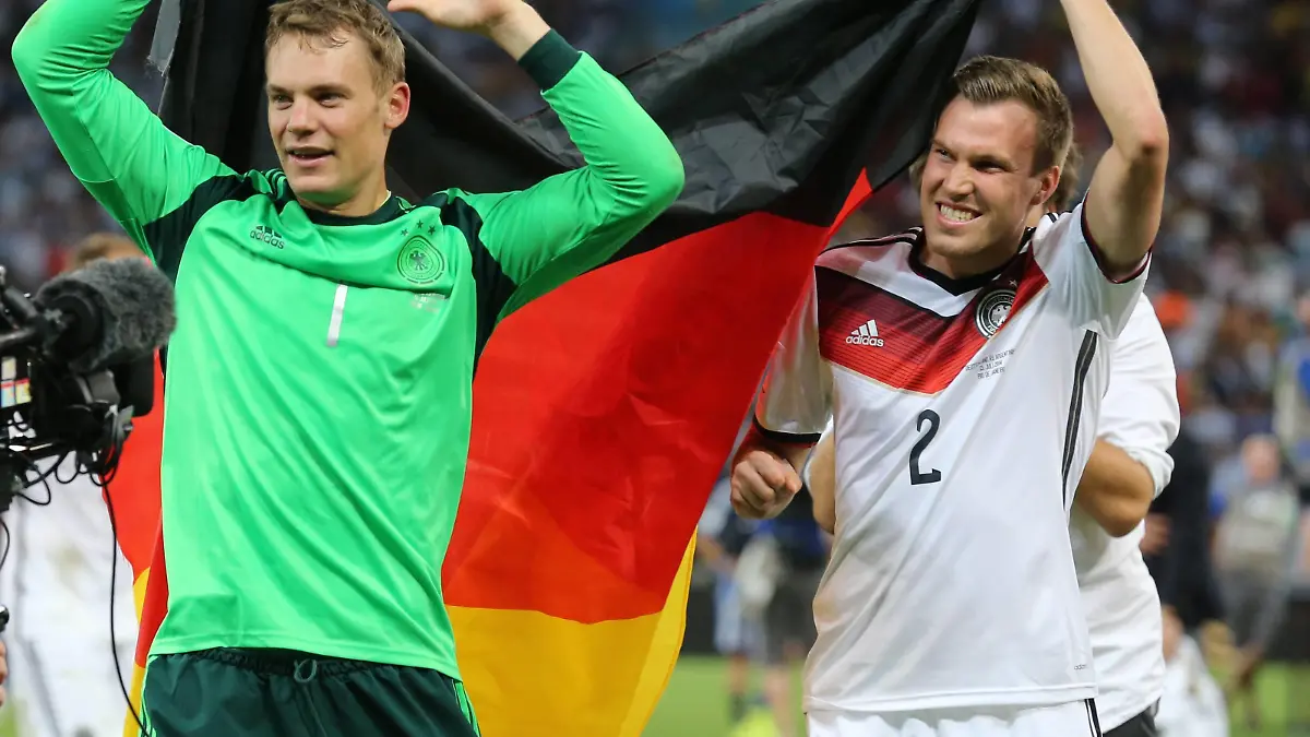 Rio de Janeiro, FIFA, Fussball Männer, Fussball Welltmeisterschaften 2014, FIFA world cup 2014 ,Final, Finale, Deutschland vs Argentinien , Germany vs Argentina 13.07.2014, Estadio Maracana, Rio de Janeiro, Manuel Neuer, TW, Kevin Großkreutz , mit Deutschland Fahne ,Rio de Janeiro FIFA Football Men Football 2014 FIFA World Cup 2014 Final Final Germany vs Argentina Germany vs Argentina 13 07 2014 Estadio Mara Cana Rio de Janeiro Manuel later TW Kevin Großkreutz with Germany Flag