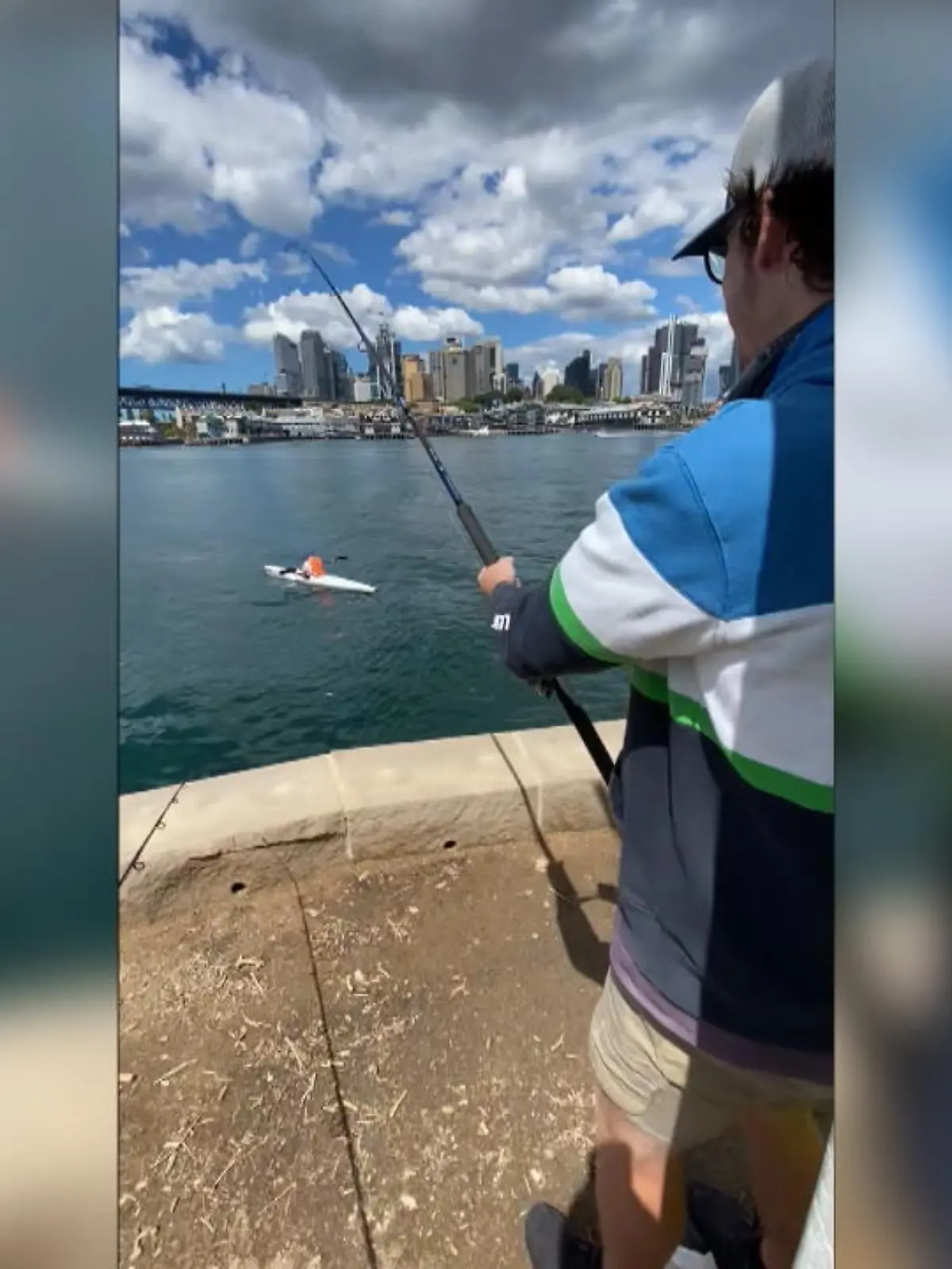 Einen ganz schön großen Fang hat ein Angler im Hafen von Sydney gemacht: Am Ende der Leine hing kein Fisch, sondern ein sehr wütender Kajakfahrer. Der hat sich in ihren Angelschnüren verfangen. Sofort machen die Angler sich einen Spaß daraus und ziehen ihre „Beute“ an Land. Der Kanufahrer findet die Aktion gar nicht lustig und schreit vor Wut. Das TikTok-Video von dem Vorfall geht viral. 