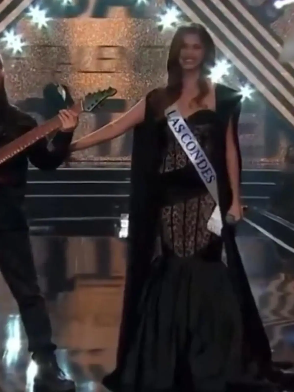 Bild zu: "Während Live-Auftritt! Schönheitskönigin schockt alle, weil sie DAS macht "