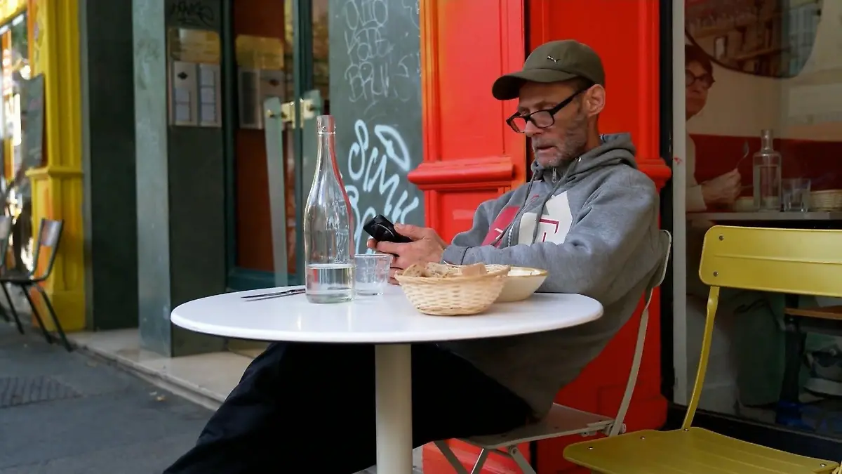 Ein Luxus-Menu für Obdachlose Bedürftige bekommen Gratis Essen