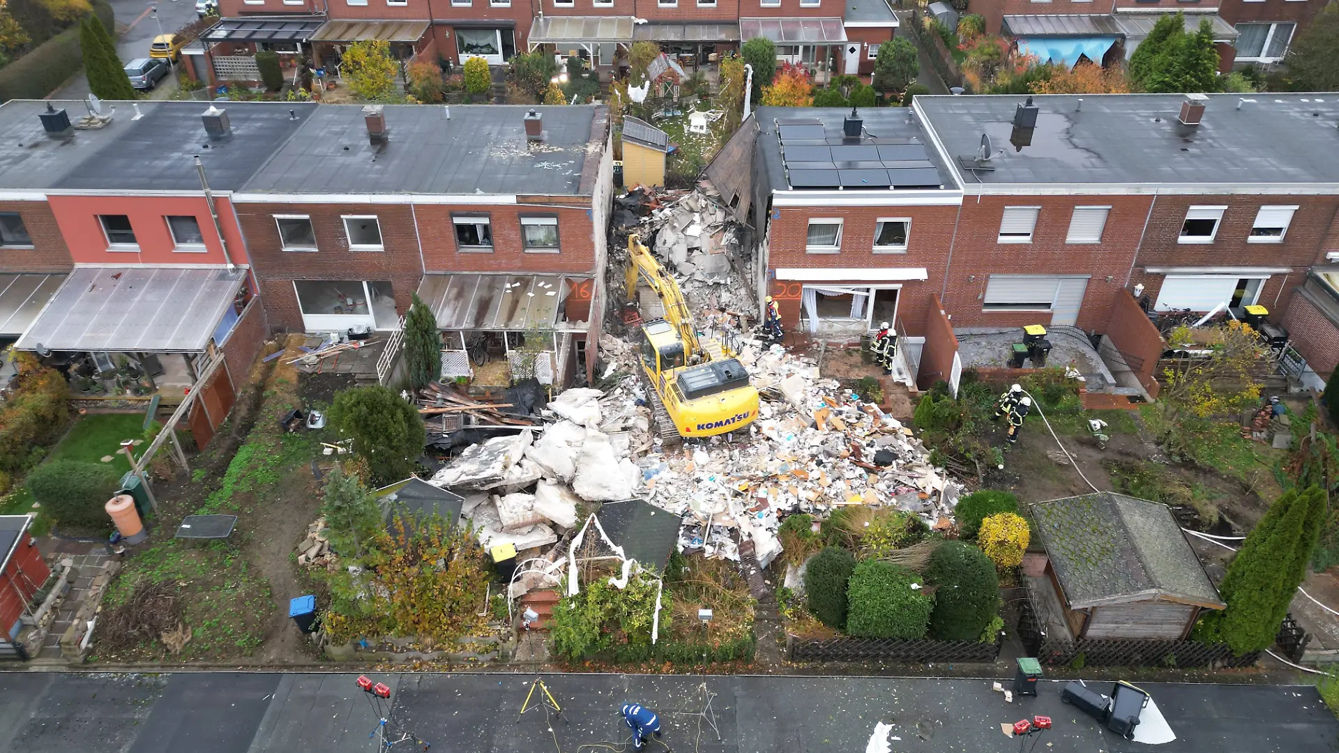 Explosion in einem Reihenhaus - 83-jähriger in den Trümmern verschüttet