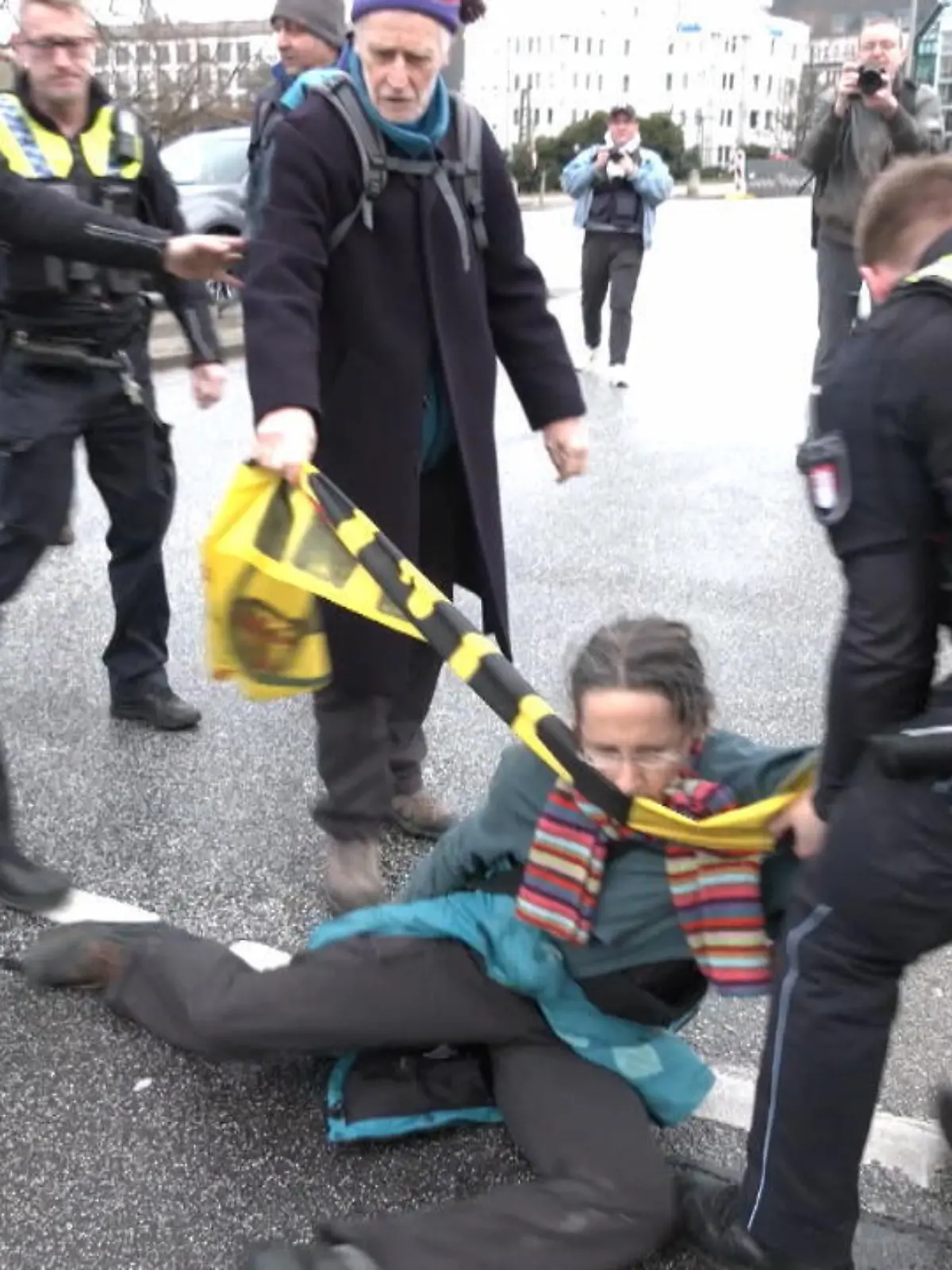 Wie die Polizei die Aktivisten von der Straße räumt, das sehen Sie im Video.