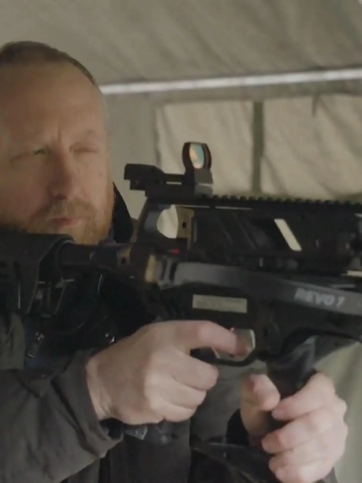 Bild zu: "Zombies hätten gegen IHN keine Chance! So bereitet sich Leigh auf die Apokalypse vor"