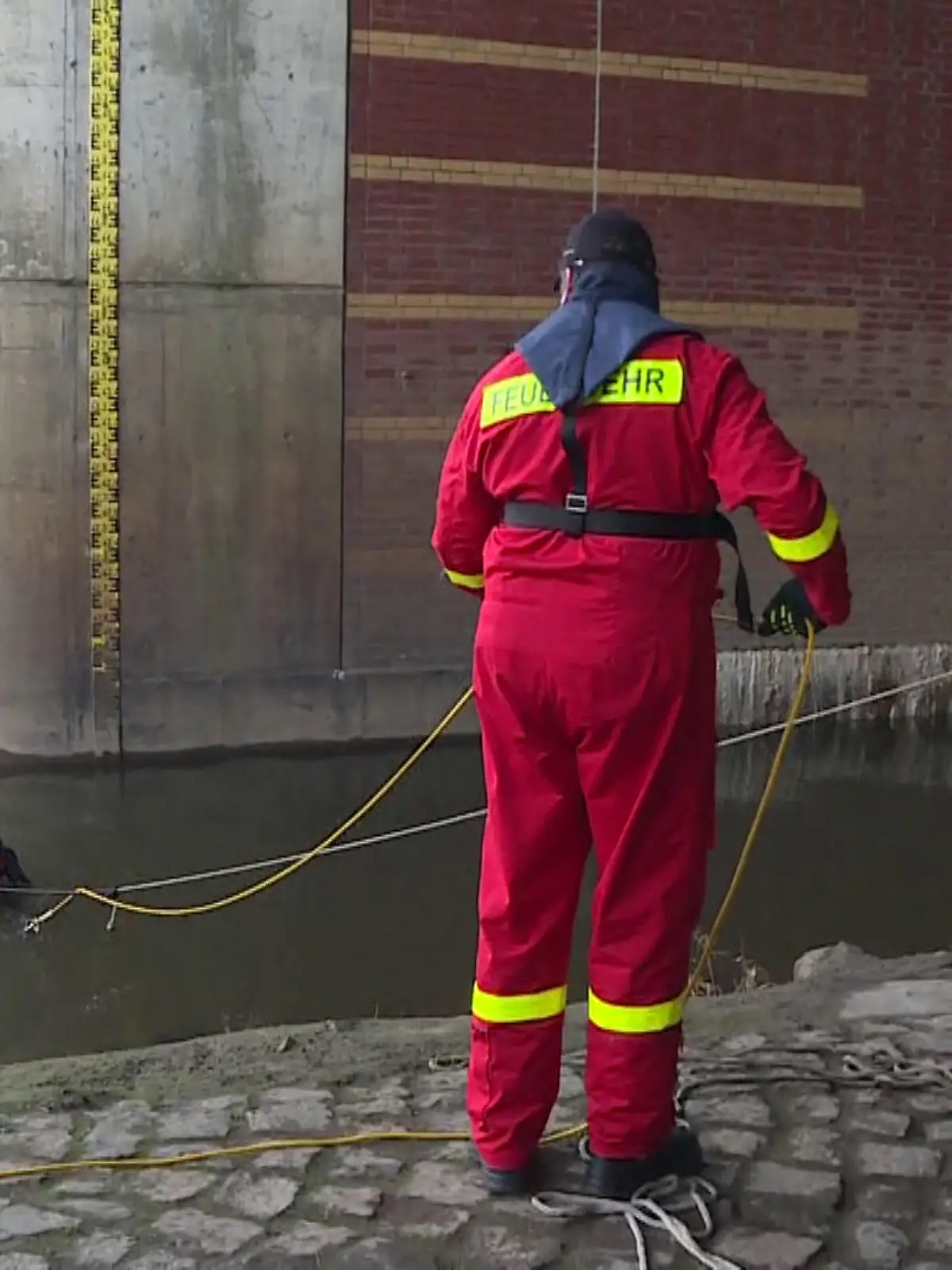 30.12.2022, Niedersachsen, Seelze: Feuerwehrleute retten ein blindes Pferd aus dem Fluss Leine. Das Pferd Johnny war offenbar von einem Silvesterböller aufgeschreckt worden und von der Koppel gerannt. Weil es nichts sehen konnte, lief das Tier in den Fluss, aus dem es alleine nicht mehr herausfand. Foto: Fernando Martinez Lopez/TNN/dpa +++ dpa-Bildfunk +++