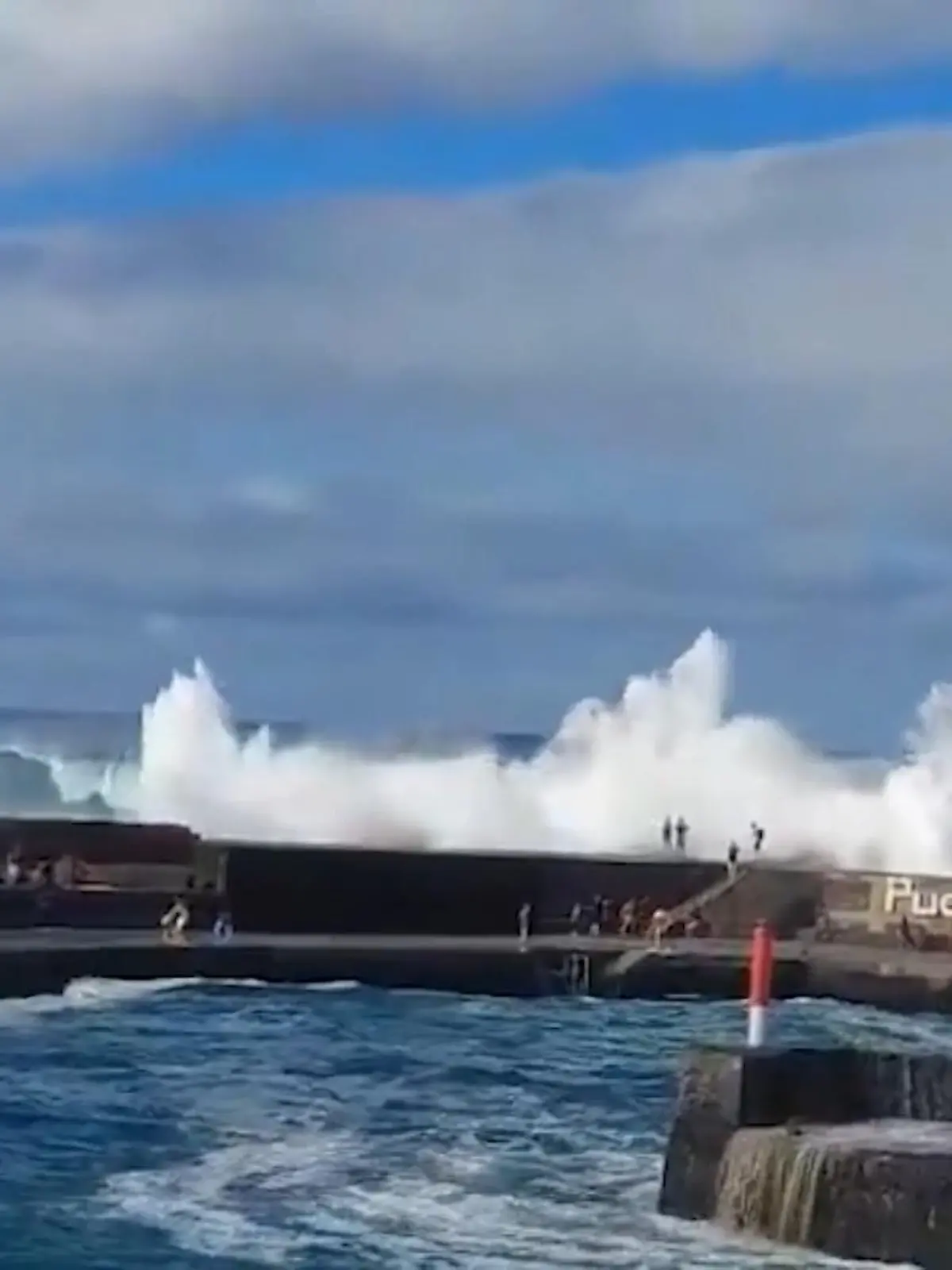 Bild zu: "Drei Menschen sterben, als Wasser plötzlich auf Land prallt"