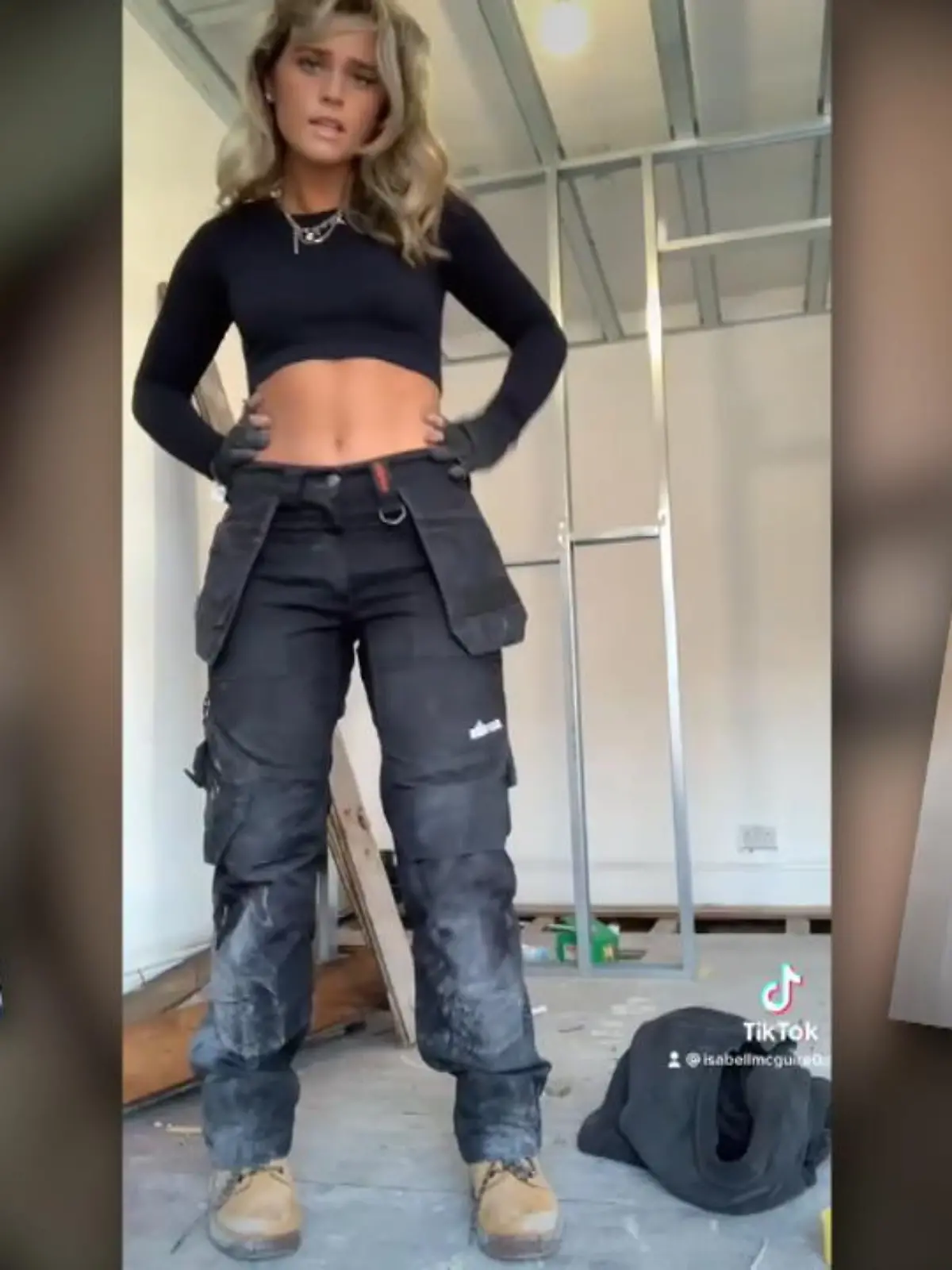 Isabell macht mit ihren 17 Jahren eine Ausbildung und ist auch ganz fleißig - so weit, so unspektakulär. Aber Isabell ist erstens Azubi zur Elektrikerin und damit als junge Frau eine absolute Ausnahme und geht auf TikTok komplett viral, weil sie ziemlich heiße Videos von sich bei der Arbeit postet. RTL-Reporterinnen Caroline Sami und Gina Haubold haben die sexy Elektrikerin in Manchester besucht und festgestellt: Die kann viel mehr als nur gut aussehen.