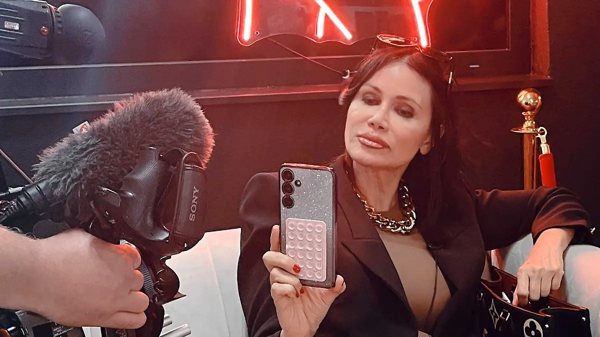 Djamila Rowe posiert vor einem Spiegel