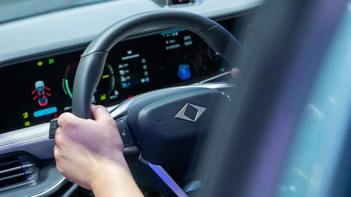 Ein Vater hat auf einem Wirtschaftsweg bei Pirmasens versucht, seinem neunjährigen Sohn das Autofahren beizubringen. (Symbolbild)