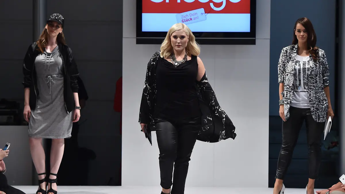 Hayley Hasselhoff zeigt eine Kreation für Frühjahr/Sommer 2015   auf der Sheego-Modenschau by Anna Scholz im Rahmen der Modemesse "Curvy is Sexy" auf der Fashion Week am 09.07.2014 in Berlin. Foto: Jens Kalaene/dpa +++(c) dpa - Bildfunk+++