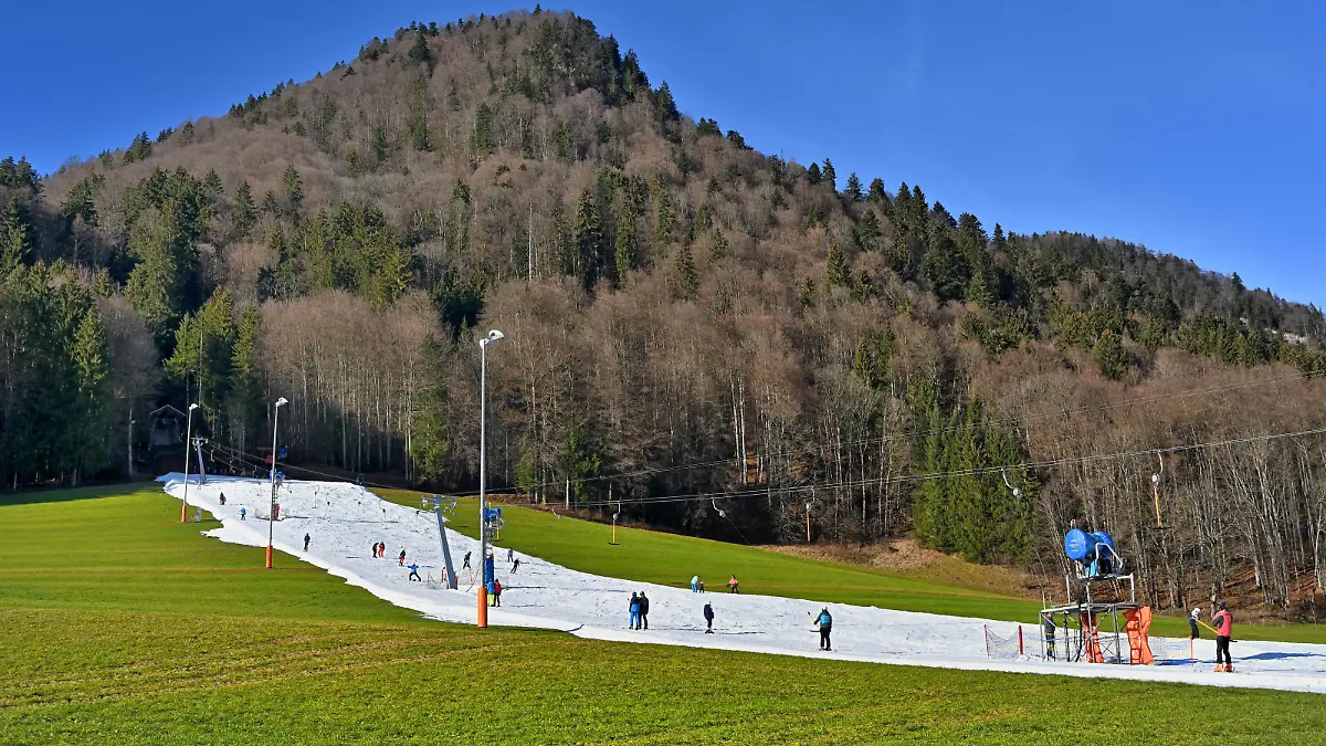 News Themen der Woche KW52 News Bilder des Tages Wintersportbegeisterte bei Frühlingstemperaturen. Skifahren auf dem letzten Schneestreifen aus Kunstschnee im oberbayerischen Ruhpolding . Ruhpolding Bayern Deutschland *** Winter sports enthusiasts in spring temperatures skiing on the last strip of artificial snow in Ruhpolding Upper Bavaria Ruhpolding Bavaria Germany Copyright: xRolfxPossx