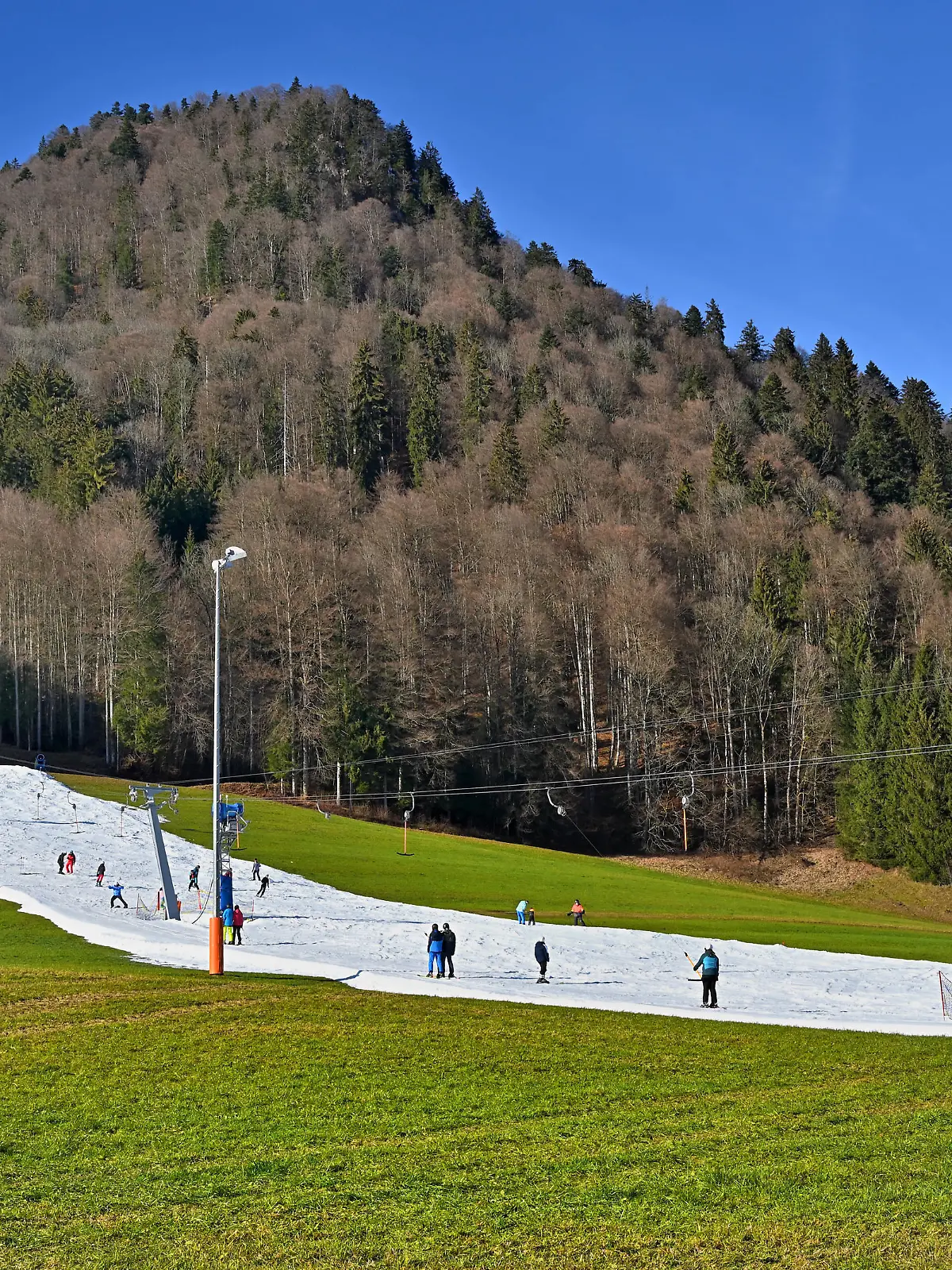 News Themen der Woche KW52 News Bilder des Tages Wintersportbegeisterte bei Frühlingstemperaturen. Skifahren auf dem letzten Schneestreifen aus Kunstschnee im oberbayerischen Ruhpolding . Ruhpolding Bayern Deutschland *** Winter sports enthusiasts in spring temperatures skiing on the last strip of artificial snow in Ruhpolding Upper Bavaria Ruhpolding Bavaria Germany Copyright: xRolfxPossx