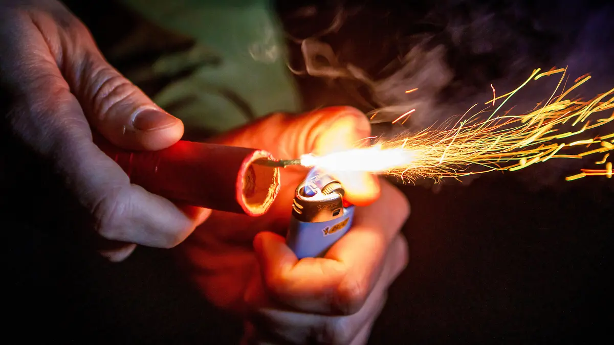 DEU/Deutschland/Brandenburg/Illustration, 29.12.2022, Symbolfoto Silvesterfeuerwerk, ein Knallkoerper (Silversterknaller / Chinaboeller) wird angezuendet.