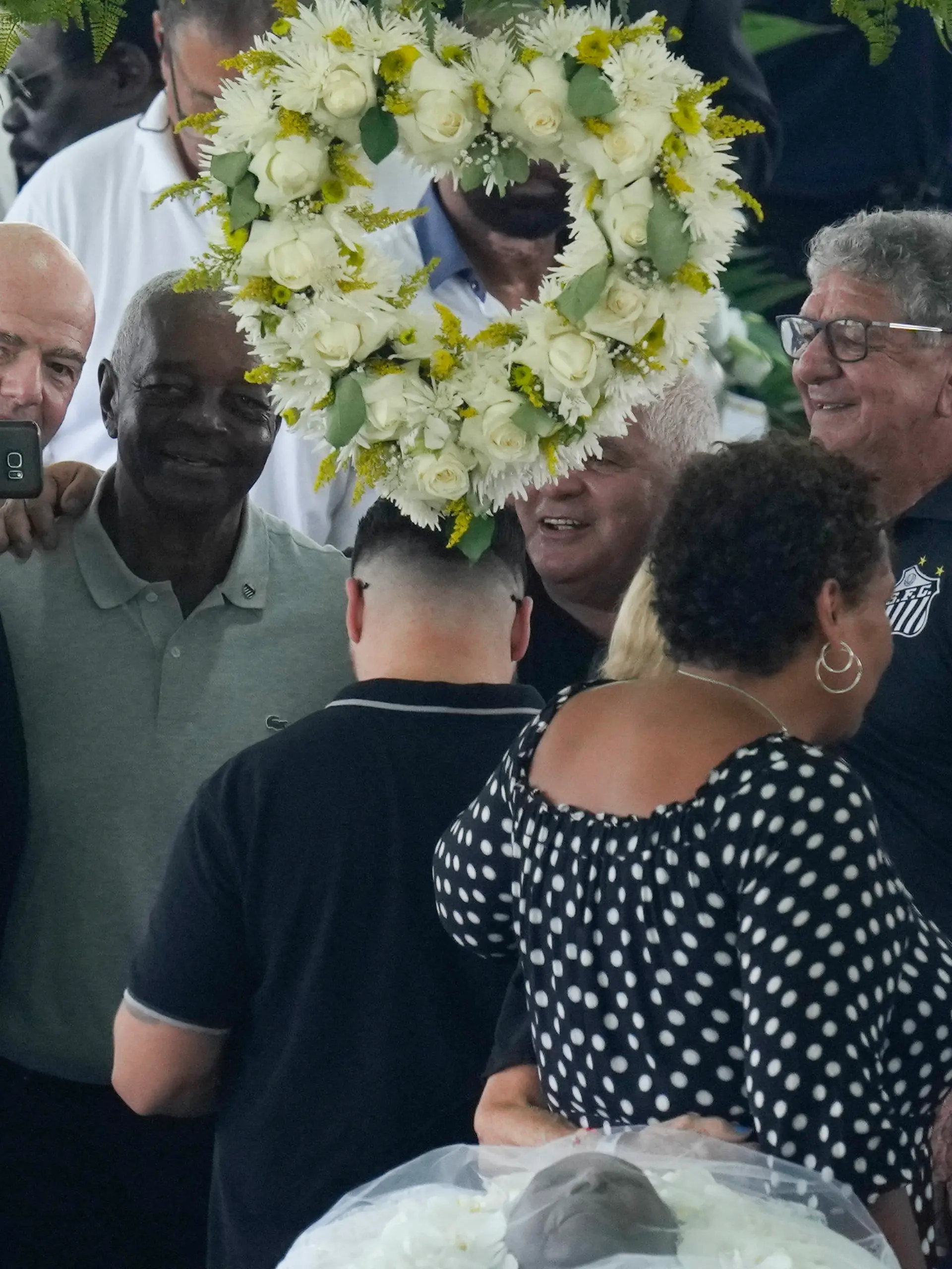 02.01.2023, Brasilien, Santos: FIFA-Präsident Gianni Infantino (l) macht ein Selfie mit Lima, einem ehemaligen Santos-Fußballspieler, und anderen während der Totenwache für den verstorbenen brasilianischen Fußballstar Pelé, dessen Leichnam im Vila Belmiro-Stadion aufgebahrt ist. Der Ausnahme-Fußballer Pele starb am 29.12.2022 im Alter von 82 Jahren in Sao Paulo. Foto: Andre Penner/AP/dpa +++ dpa-Bildfunk +++