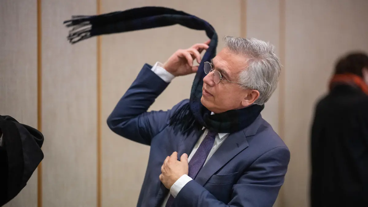 23.12.2022, Hessen, Frankfurt/Main: Der ehemalige Frankfurter Oberbürgermeister Peter Feldmann zieht sich nach der Urteilsverkündung im Prozess gegen ihn am Landgericht in dem Saal seinen Schal an. Der abgewählte Frankfurter Oberbürgermeister Feldmann (SPD) ist wegen Vorteilsannahme in zwei Fällen zu einer Geldstrafe verurteilt worden. Foto: Sebastian Gollnow/dpa-Pool +++ dpa-Bildfunk +++