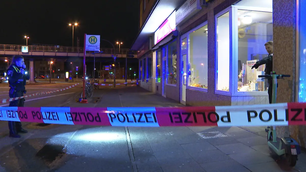 01.01.2023, Hamburg: Polizisten arbeiten am Tatort. Ein Mann ist bei einer gewaltsamen Auseinandersetzung in Hamburg durch einen Messerstich schwer und womöglich sogar lebensgefährlich verletzt worden. Foto: Steven Hutchings/dpa +++ dpa-Bildfunk +++