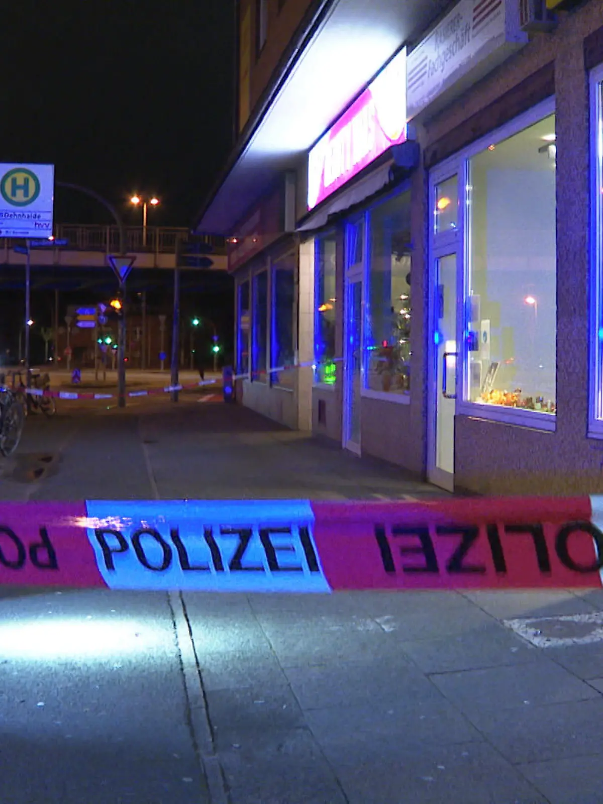 01.01.2023, Hamburg: Polizisten arbeiten am Tatort. Ein Mann ist bei einer gewaltsamen Auseinandersetzung in Hamburg durch einen Messerstich schwer und womöglich sogar lebensgefährlich verletzt worden. Foto: Steven Hutchings/dpa +++ dpa-Bildfunk +++