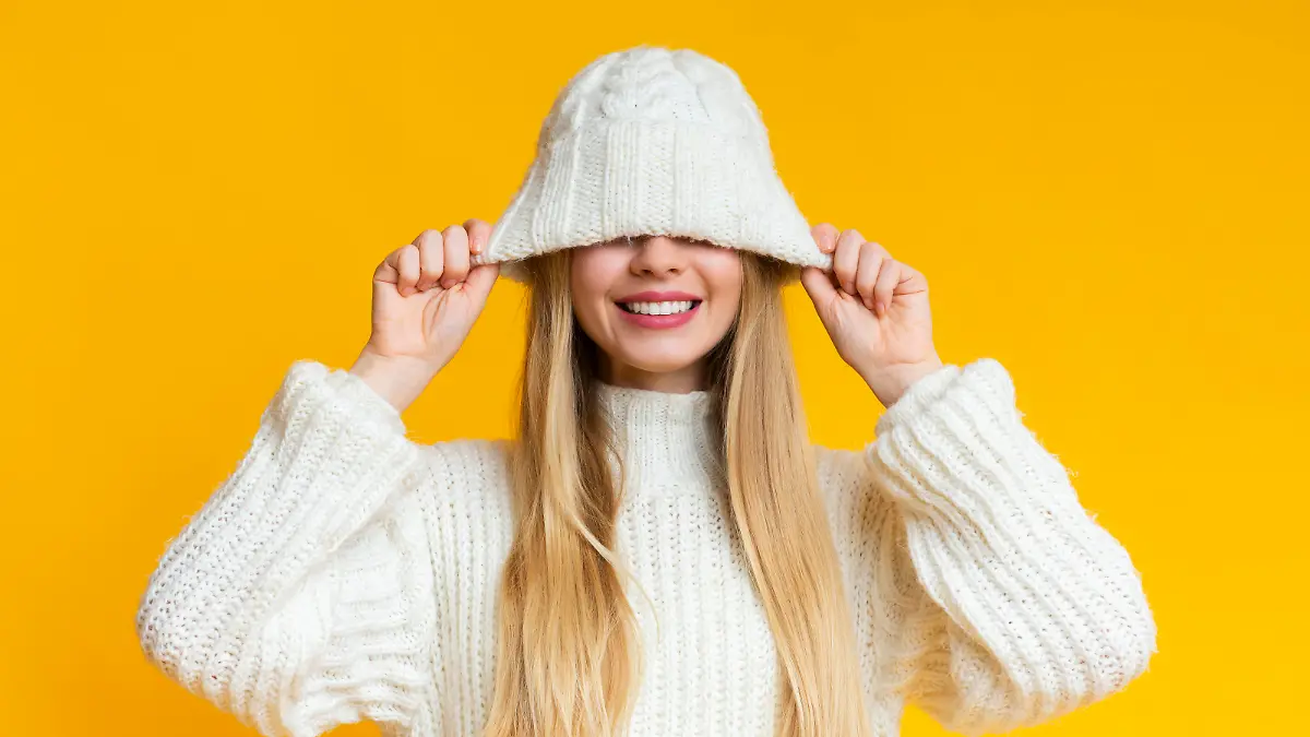 Frau im flauschigen Fischerhut.