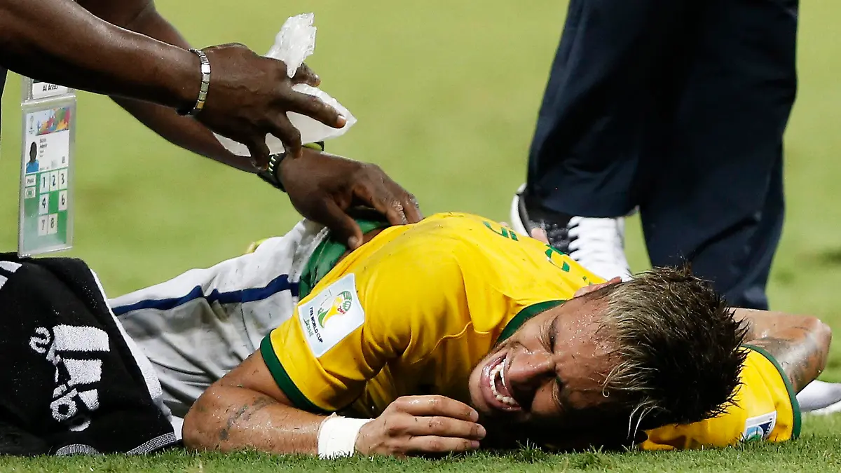 epa04300304 Neymar of Brazil lies receives medial attention after picking up an injury during the FIFA World Cup 2014 quarter final match soccer between Brazil and Colombia at the Estadio Castelao in Fortaleza, Brazil, 04 July 2014. (RESTRICTIONS APPLY: Editorial Use Only, not used in association with any commercial entity - Images must not be used in any form of alert service or push service of any kind including via mobile alert services, downloads to mobile devices or MMS messaging - Images must appear as still images and must not emulate match action video footage - No alteration is made to, and no text or image is superimposed over, any published image which: (a) intentionally obscures or removes a sponsor identification image; or (b) adds or overlays the commercial identification of any third party which is not officially associated with the FIFA World Cup) EPA/TOLGA BOZOGLU EDITORIAL USE ONLY +++(c) dpa - Bildfunk+++
