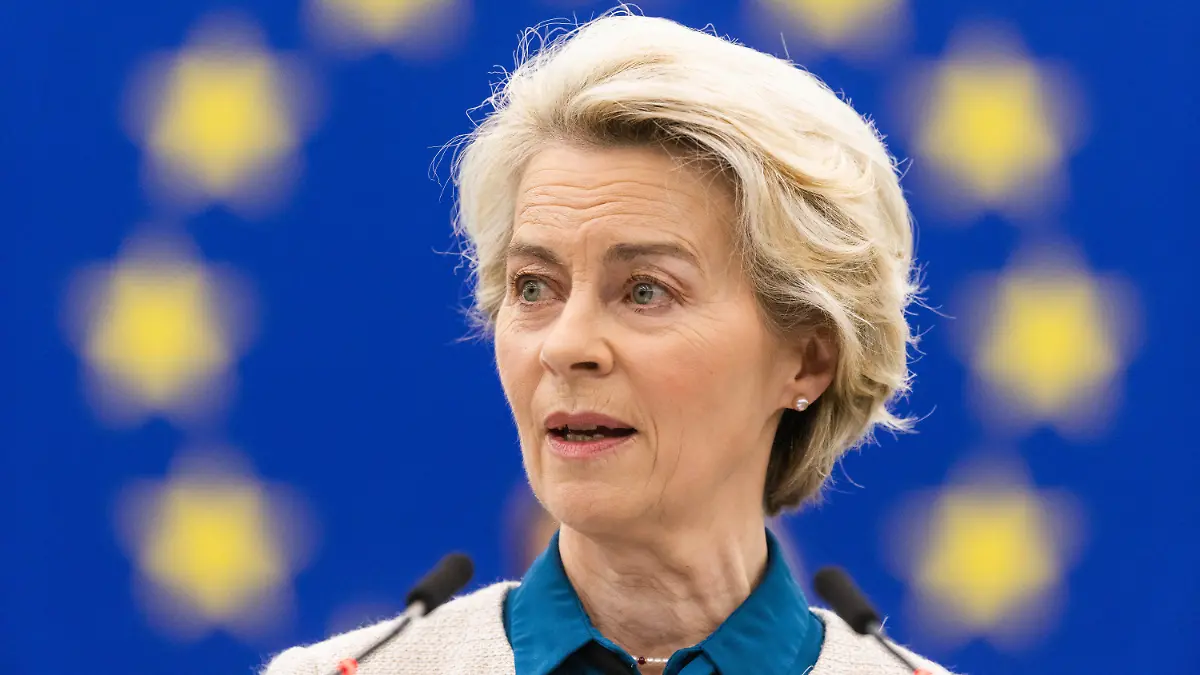 ARCHIV - 18.01.2023, Frankreich, Straßburg: Ursula von der Leyen (CDU), Präsidentin der Europäischen Kommission, steht im Gebäude des Europäischen Parlaments und spricht. (zu dpa «Von der Leyen besucht Katastrophengebiete in Slowenien») Foto: Philipp von Ditfurth/dpa +++ dpa-Bildfunk +++