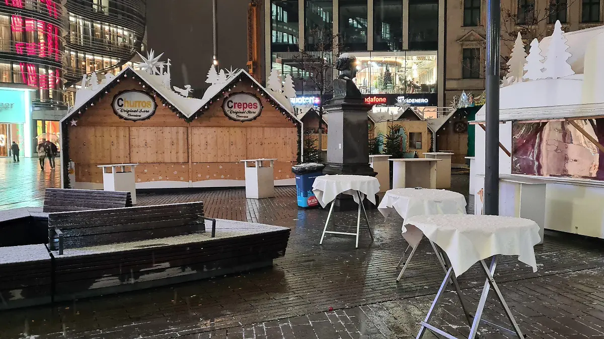 ARCHIV - 05.12.2022, Nordrhein-Westfalen, Düsseldorf: Geschlossene Weihnachtsmarktbuden in Düsseldorf. Der Drohanruf gegen einen Düsseldorfer Weihnachtsmarkt Anfang Dezember ist nach Erkenntnissen der Behörden von einem Minderjährigen gekommen. (zu dpa «Weihnachtsmarkt-Bedrohung: Polizei verdächtigt einen Minderjährigen») Foto: Erich Reimann/dpa +++ dpa-Bildfunk +++
