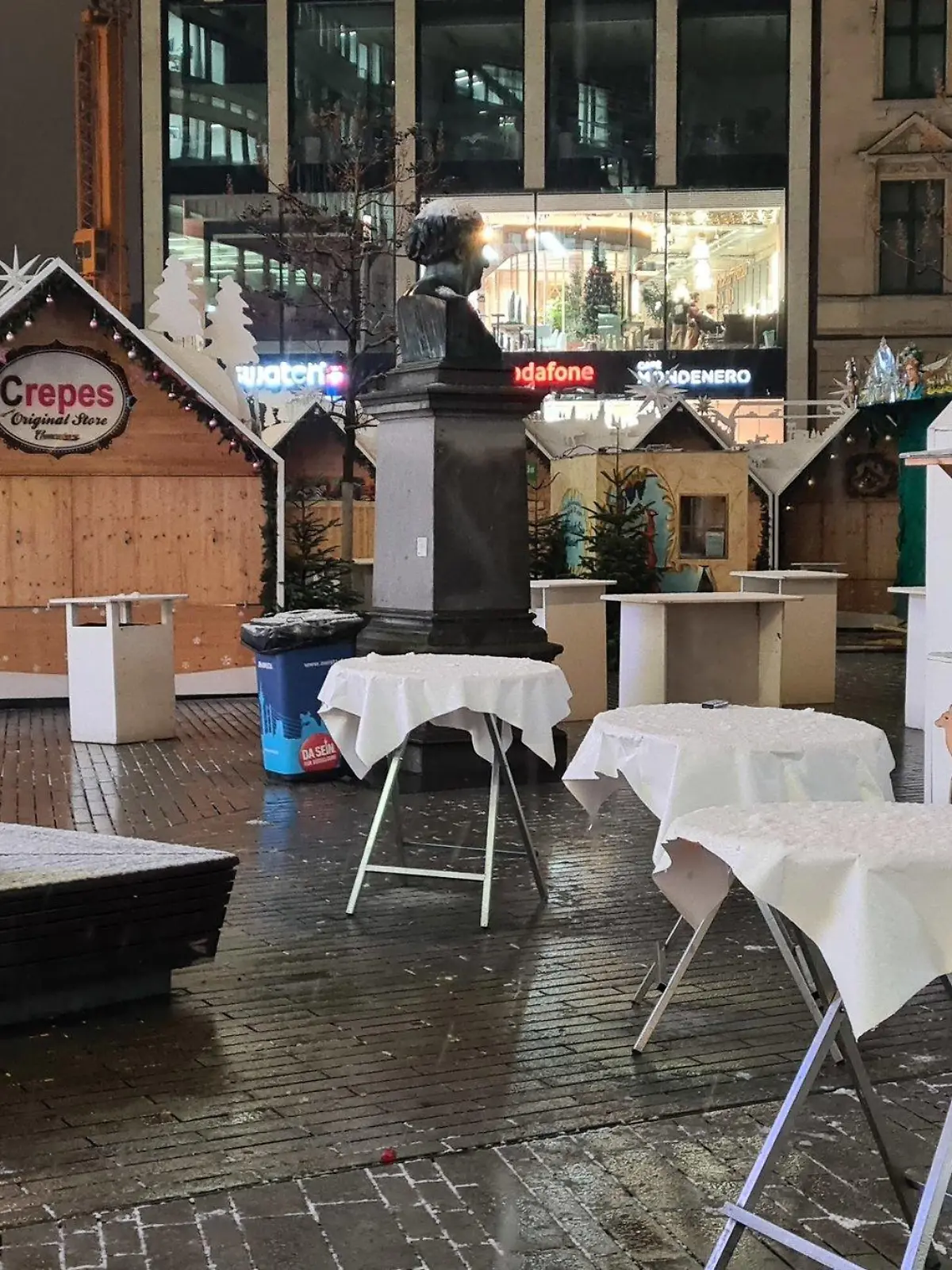 ARCHIV - 05.12.2022, Nordrhein-Westfalen, Düsseldorf: Geschlossene Weihnachtsmarktbuden in Düsseldorf. Der Drohanruf gegen einen Düsseldorfer Weihnachtsmarkt Anfang Dezember ist nach Erkenntnissen der Behörden von einem Minderjährigen gekommen. (zu dpa «Weihnachtsmarkt-Bedrohung: Polizei verdächtigt einen Minderjährigen») Foto: Erich Reimann/dpa +++ dpa-Bildfunk +++