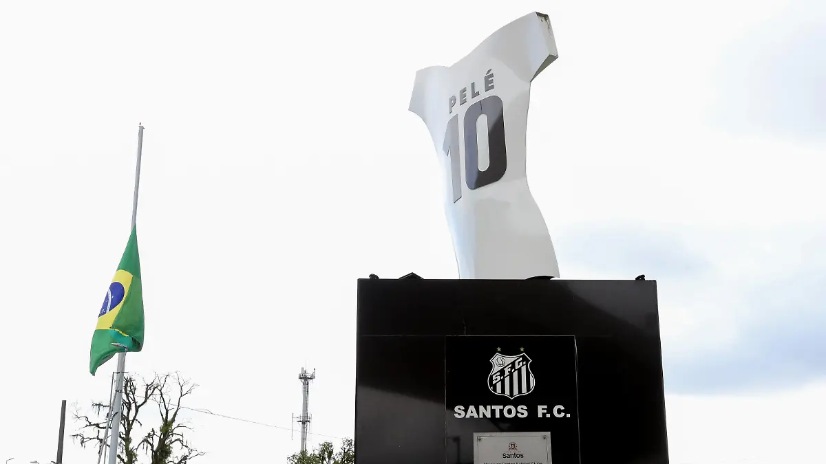 SANTOS, BRAZIL - DECEMBER 31: A view of the Pele's jersey statue and a Brazil flag at half-staff ahead of the funeral to be held on monday at Vila Belmiro Stadium, where Pele began his career, in Santos, Brazil on December 31, 2022. Fernanda Luz / Anadolu Agency