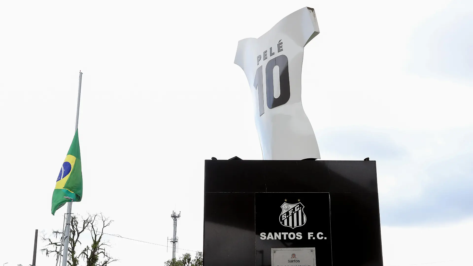 SANTOS, BRAZIL - DECEMBER 31: A view of the Pele's jersey statue and a Brazil flag at half-staff ahead of the funeral to be held on monday at Vila Belmiro Stadium, where Pele began his career, in Santos, Brazil on December 31, 2022. Fernanda Luz / Anadolu Agency