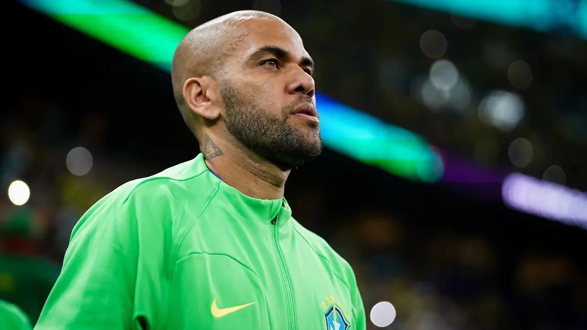 December 2, 2022, Lusail, Lusail, Qatar, Qatar: Lusail Stadium LUSAIL, QATAR - DECEMBER 2: Player of Brazil Dani Alves signs the national anthem before the FIFA World Cup Qatar 2022 group G match between Brazil and Cameroon at Lusail Stadium on December 2, 2022 in Lusail, Qatar. (Photo by Florencia Tan Jun/PxImages) (Credit Image: © Florencia Tan Jun/Sport Press Photo via ZUMA Press) / action press