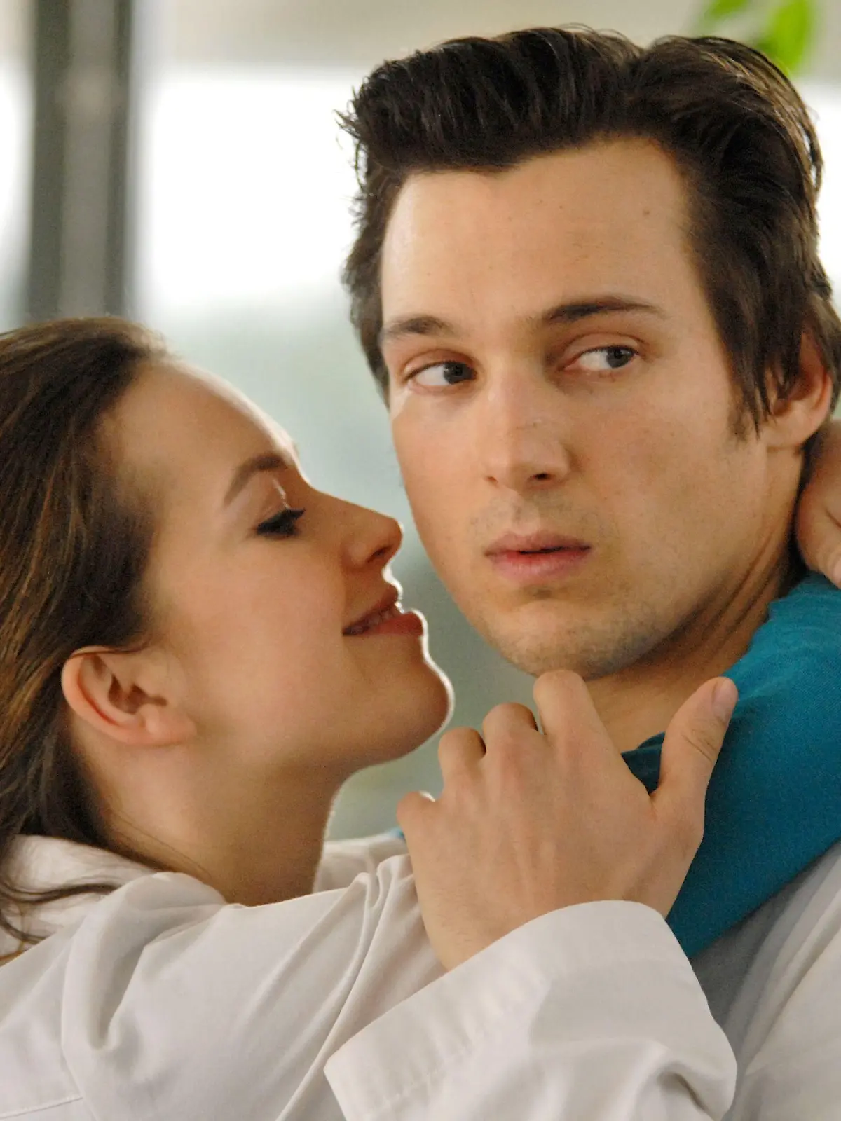 Schwester Gabi (Laura Osswald) zwingt Marc (Florian David Fitz) zum Heiratsantrag.   Fotograf: Reiner Bajo