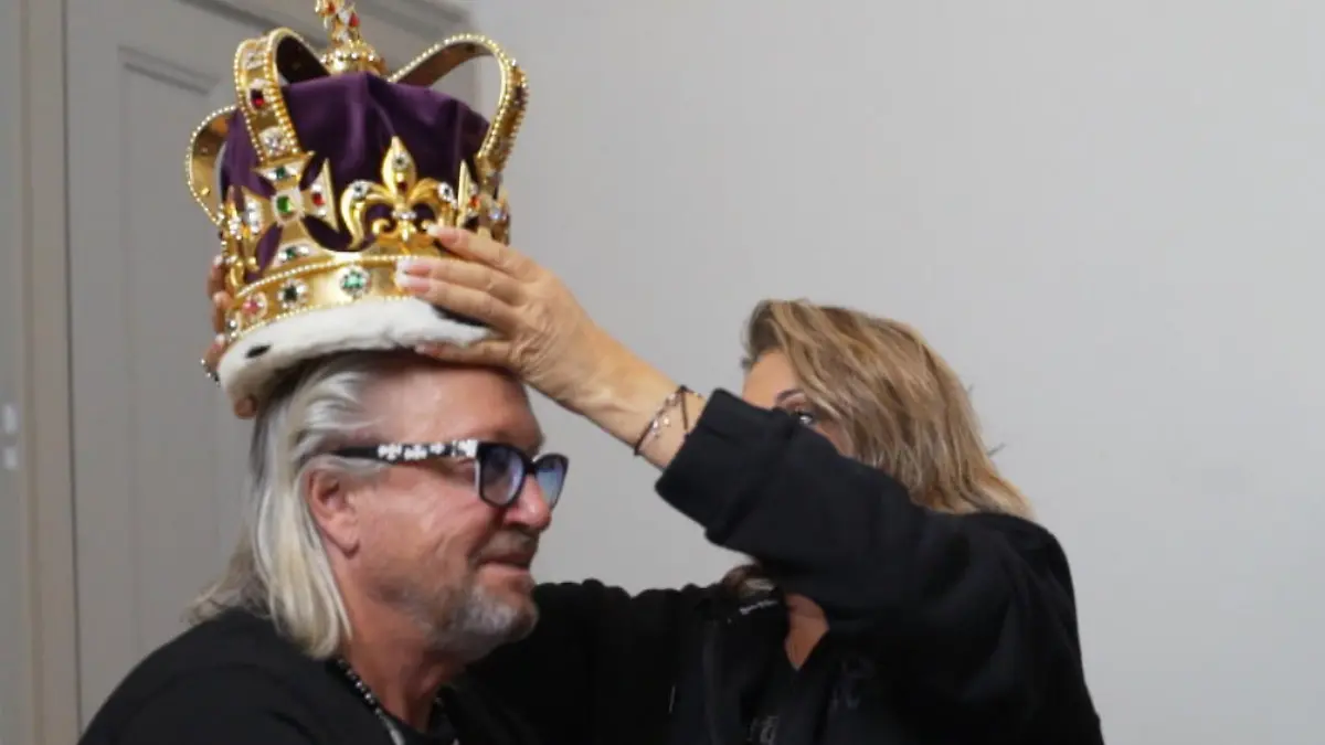 IHM steht sie besonders gut! Die original Krone aus der Netflix-Serie "The Crown" passt Robert Geiss wie angegossen...