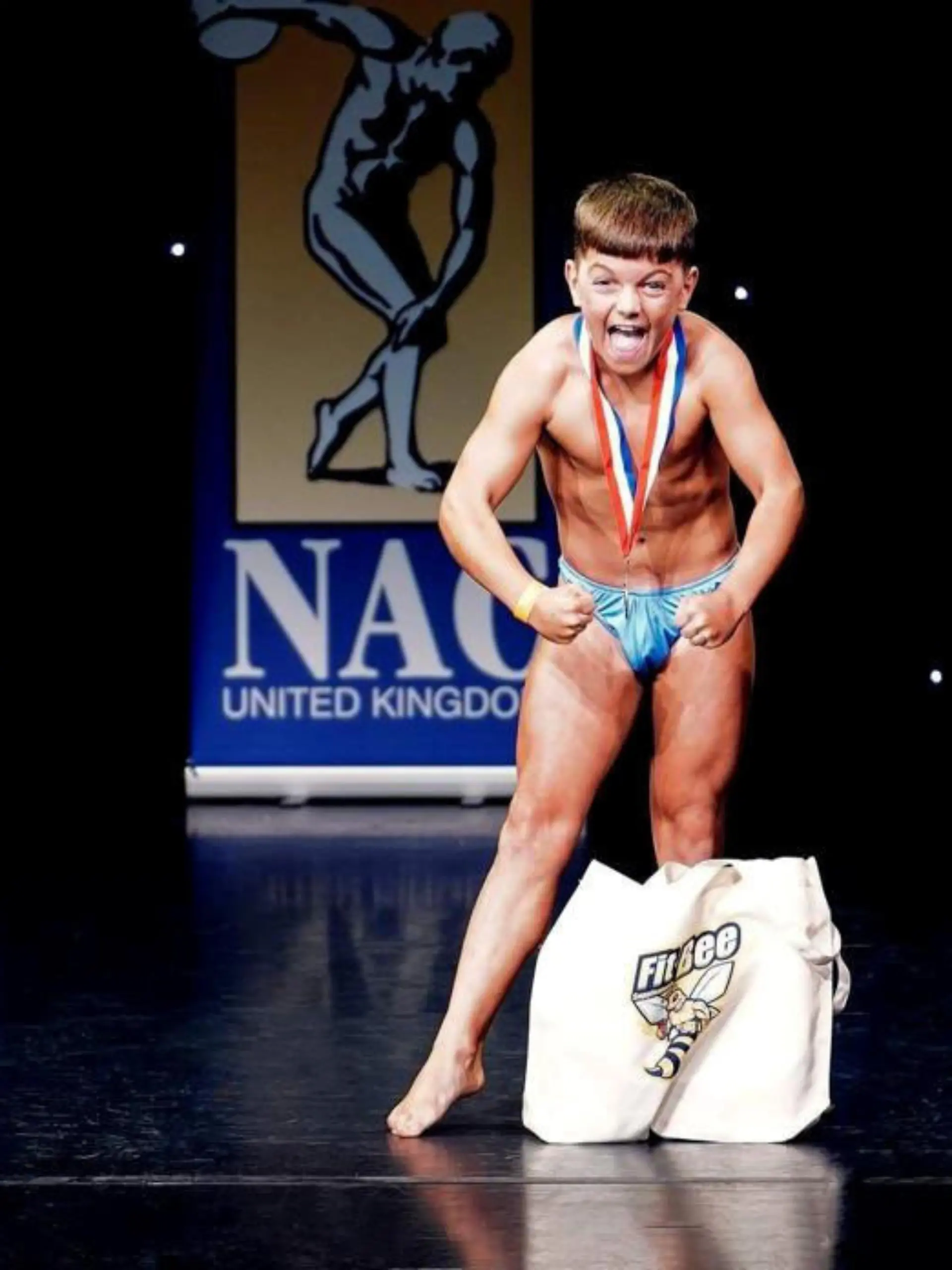 SONDERKONDITIONEN: Satzpreis!
Collect of Aaron. See SWNS story SWLNweights; Meet the bodybuilding family - including a mum who became a world champion in just 18 months of training and her 11-year-old son who she reckons is 'the new Arnie'. Mum-of-four Kerry MacDonald, 43, only set foot in a gym for the first time in April 2021 but has since won multiple competitions. Her youngest son, Aaron, 11, has become an avid fan and although he hasn't yet started doing weight training, one business has already offered him a sponsorship, while Oliver, 14, likes working out a few times a week. Their dad, Steven Johnston, 47, urged Kerry to try bodybuilding when the couple first started going out 18 years ago, but she was too shy. Steven keeps her training regime on the rails and gives Kerry encouragement, but she was inspired by to take it up by a pal who won Miss Cumbria and also has a coach. / action press